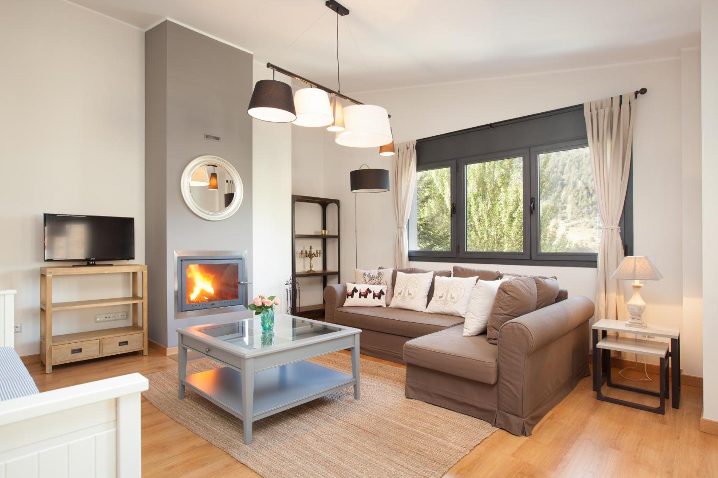 Superior Two Bedroom Apartment with Fireplace for 7 people. 5 min Walking to Ski Area
