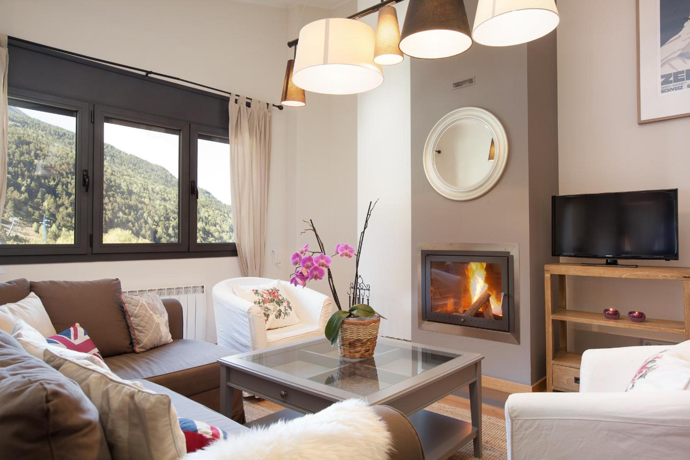 Superior Two-Bedroom Apartment with Fireplace, Upper floor, for 9 people. 5 min Walking to Ski Area