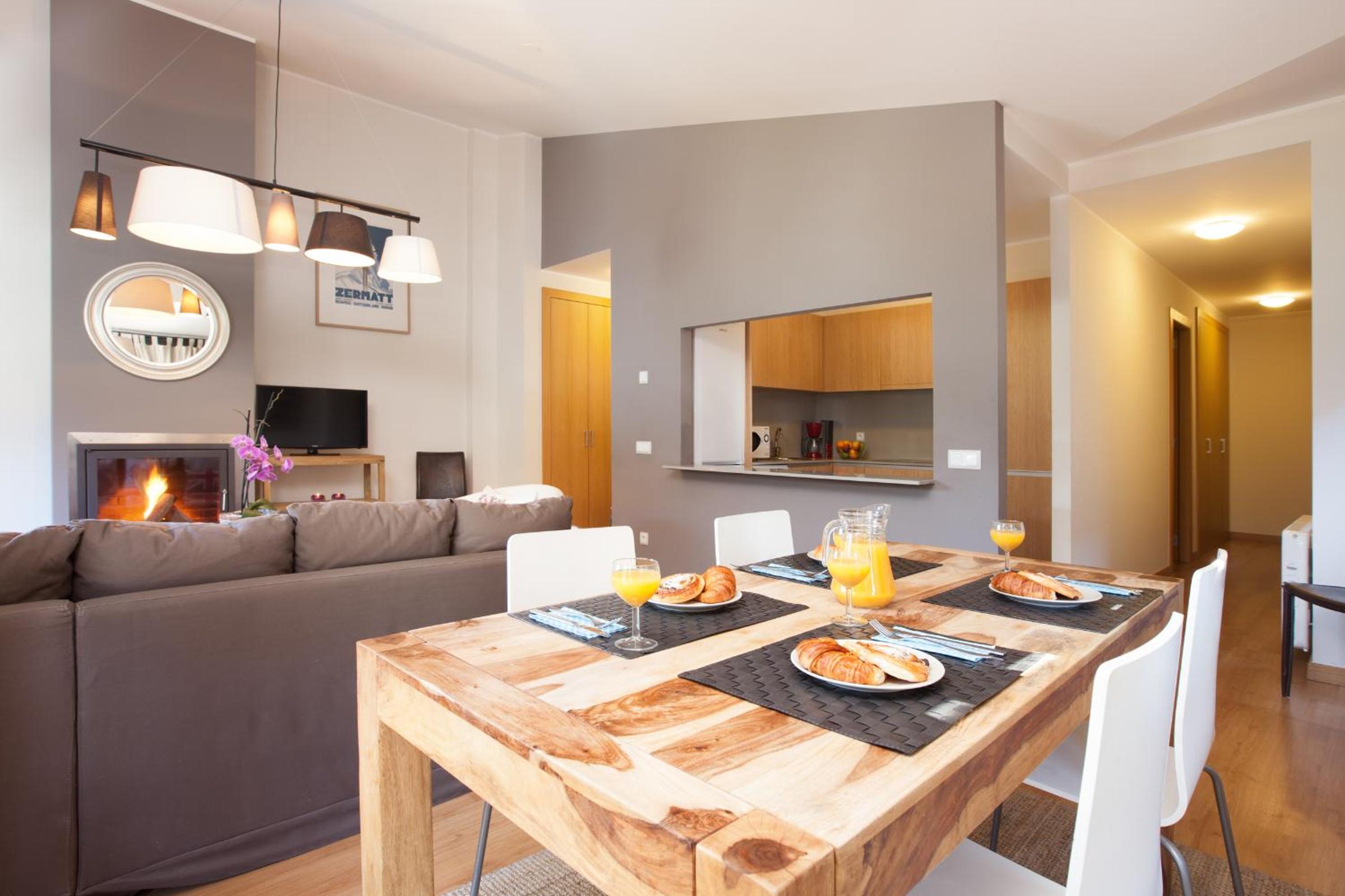 Superior Two-Bedroom Apartment with Fireplace, Upper floor, for 9 people. 5 min Walking to Ski Area