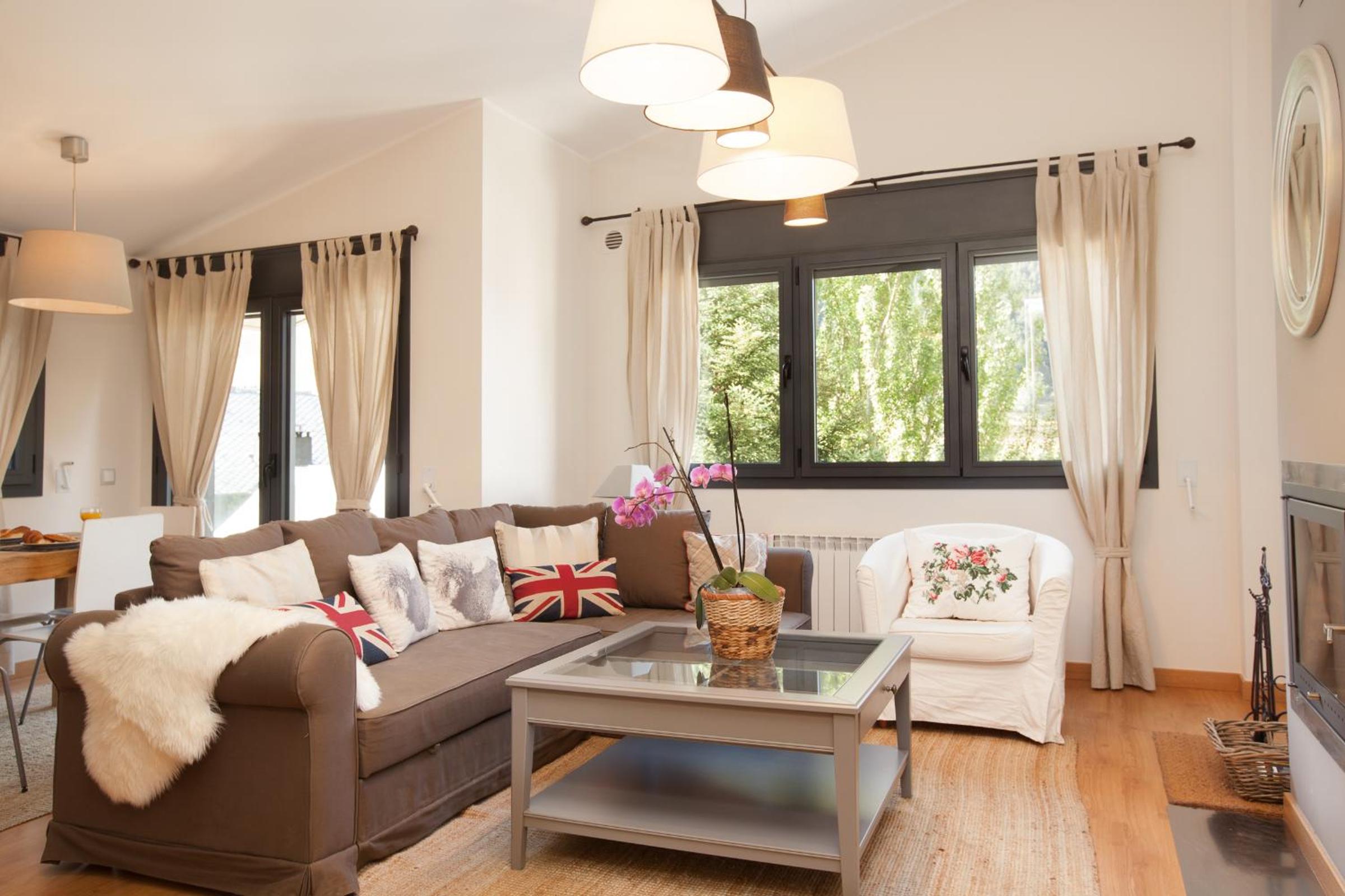 Superior Two-Bedroom Apartment with Fireplace, Upper floor, for 9 people. 5 min Walking to Ski Area photo 2