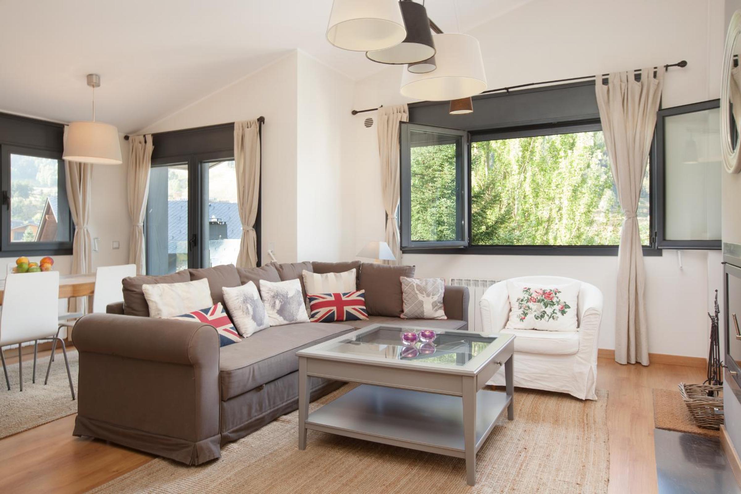 Superior Two Bedroom Apartment with Fireplace for 9 people. 5 min Walking to Ski Area photo 2