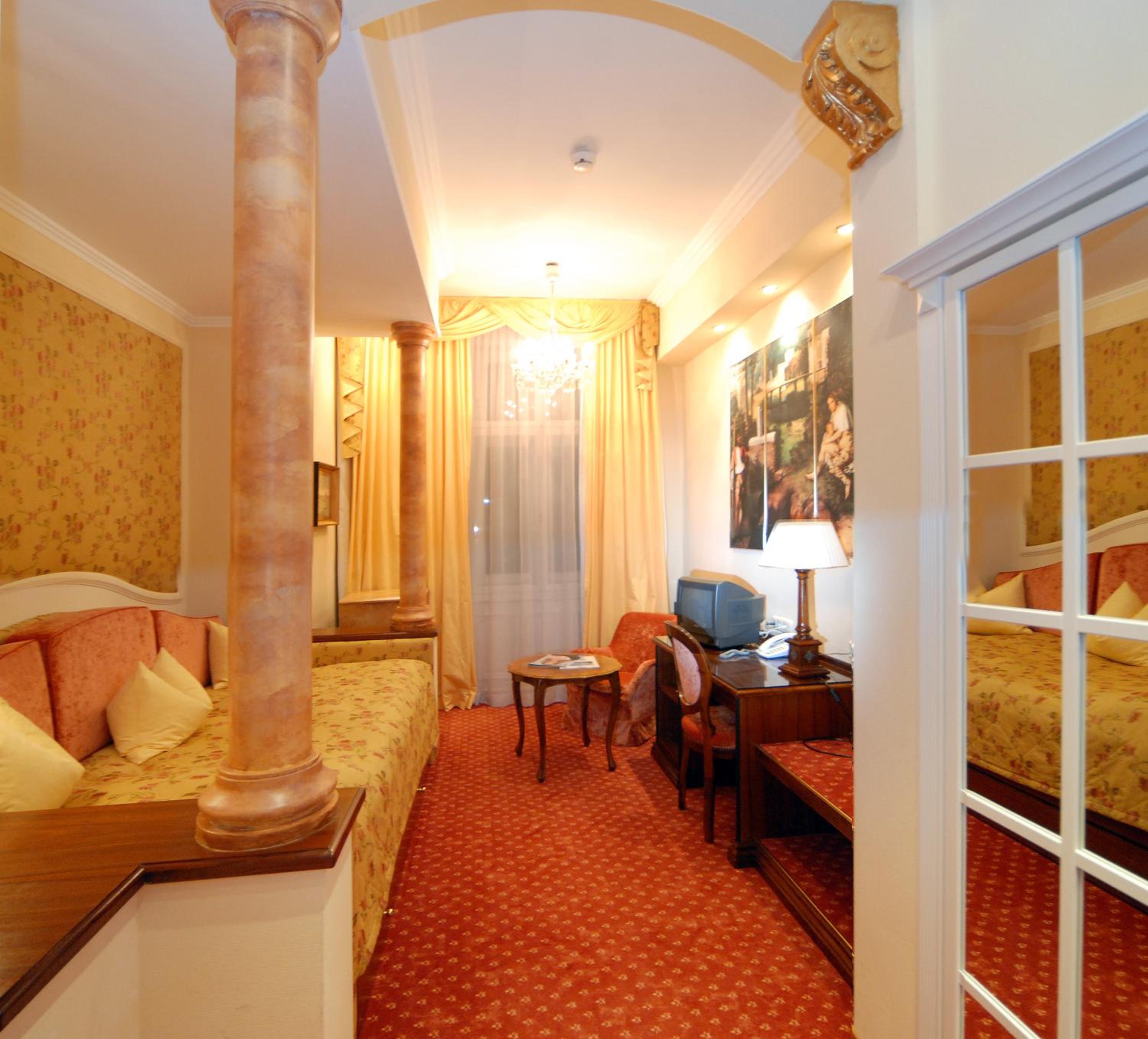 Deluxe Suite, 2 Twin Beds, Non Smoking