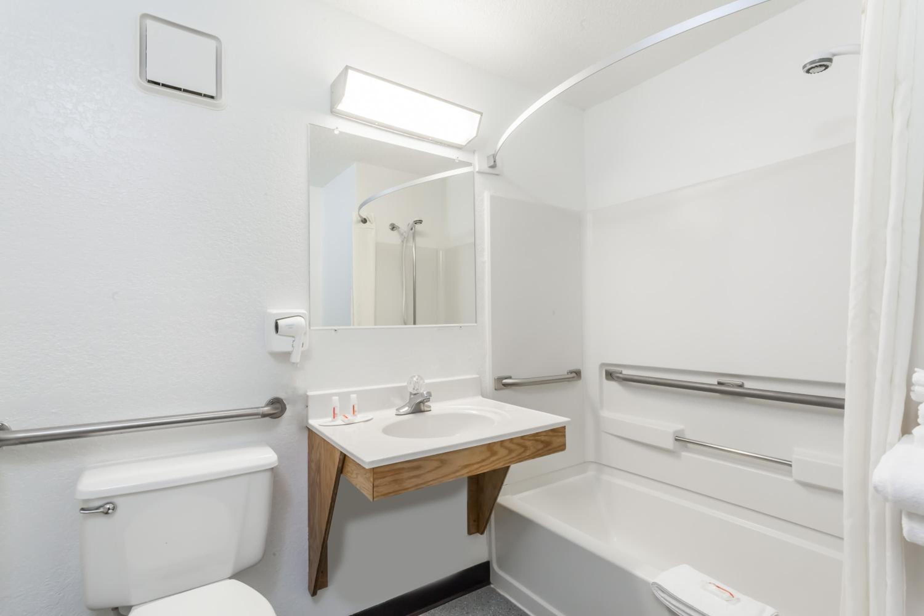 Double Room with Bath Tub - Mobility/Hearing Accessible - Non-Smoking - Photo 4