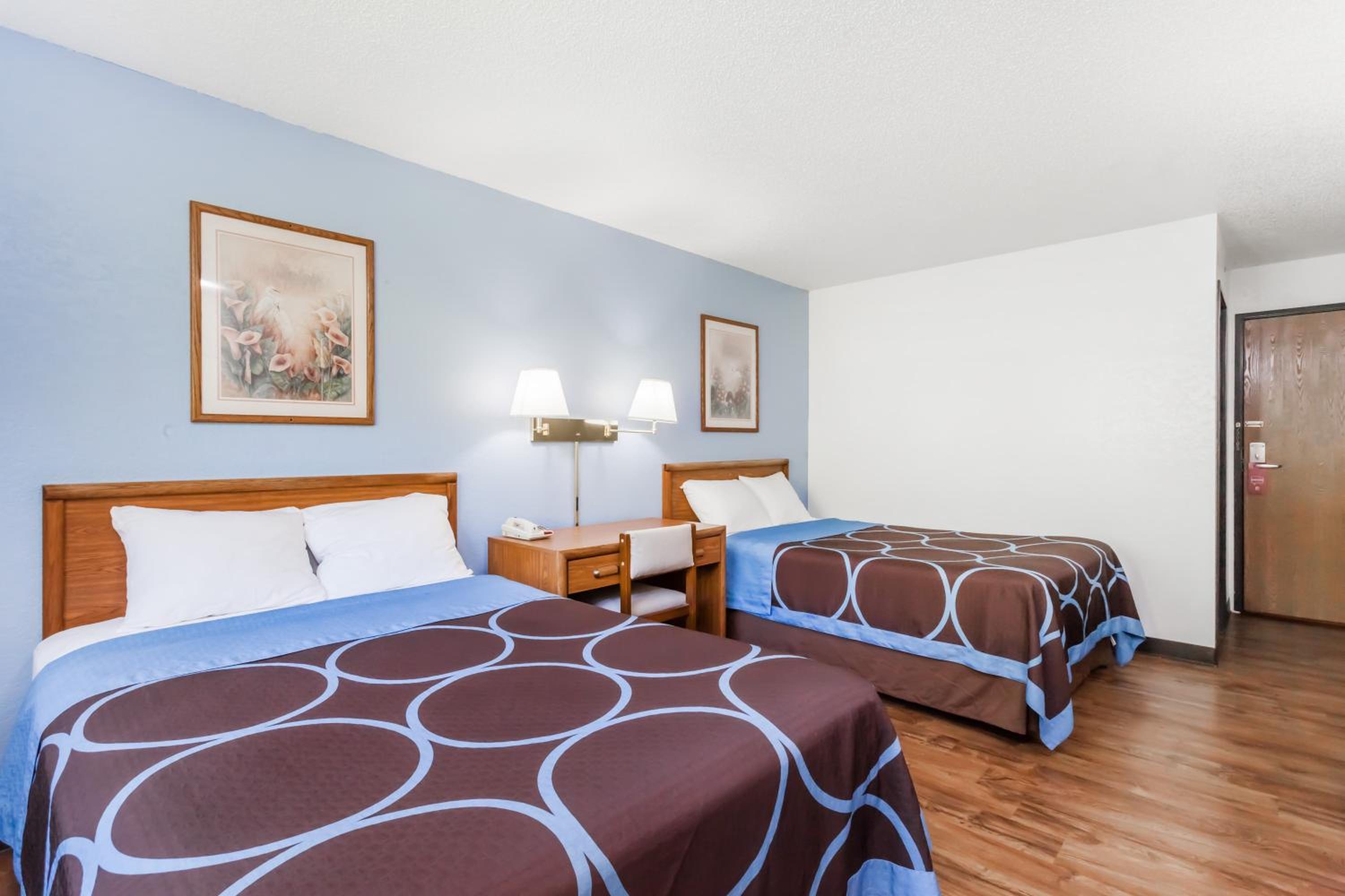 Deluxe Double Room with Two Double Beds - Non-Smoking - Photo 2