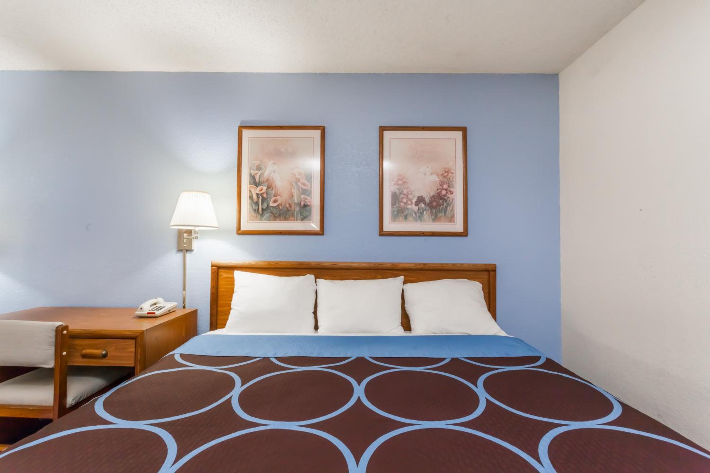 King Room - Non-Smoking - Photo 2