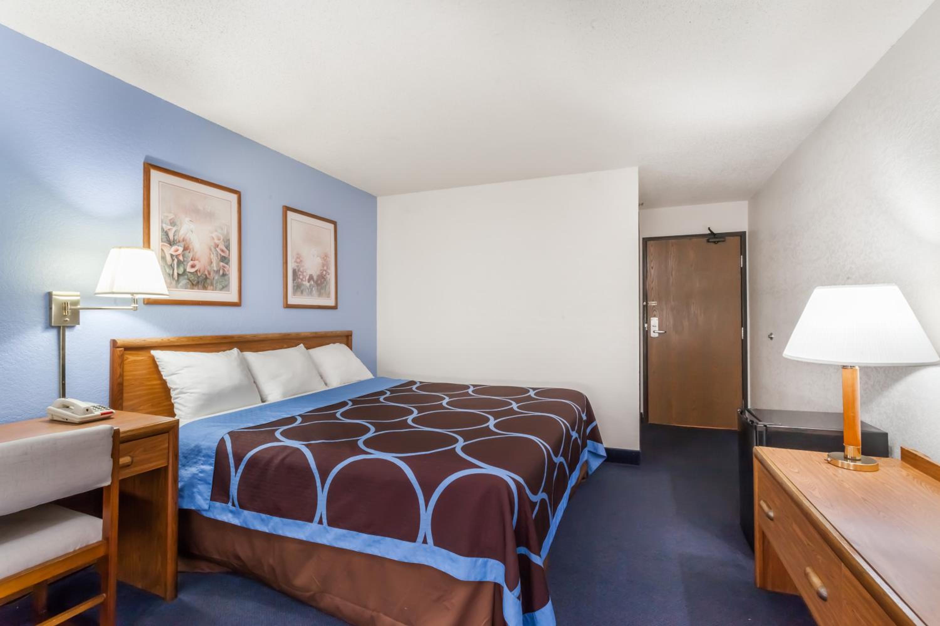 King Room - Non-Smoking - Photo 1