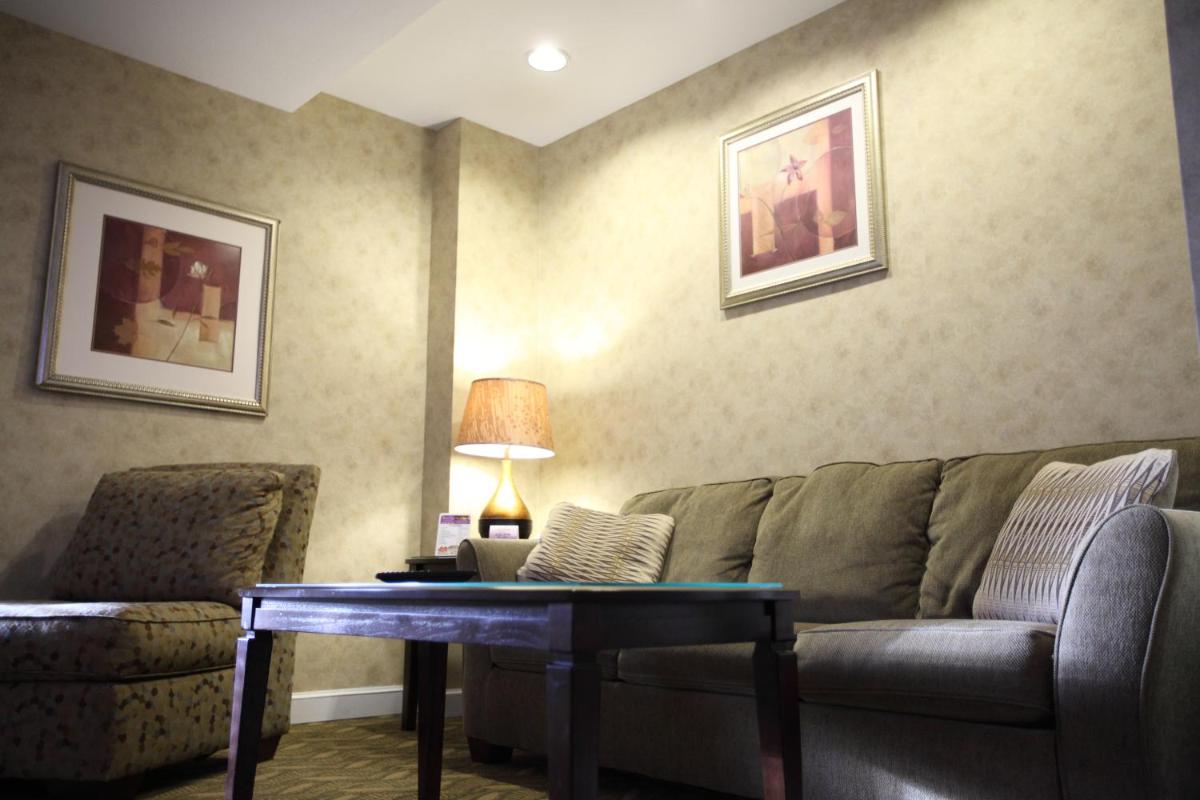 One-Bedroom Queen Suite photo 2