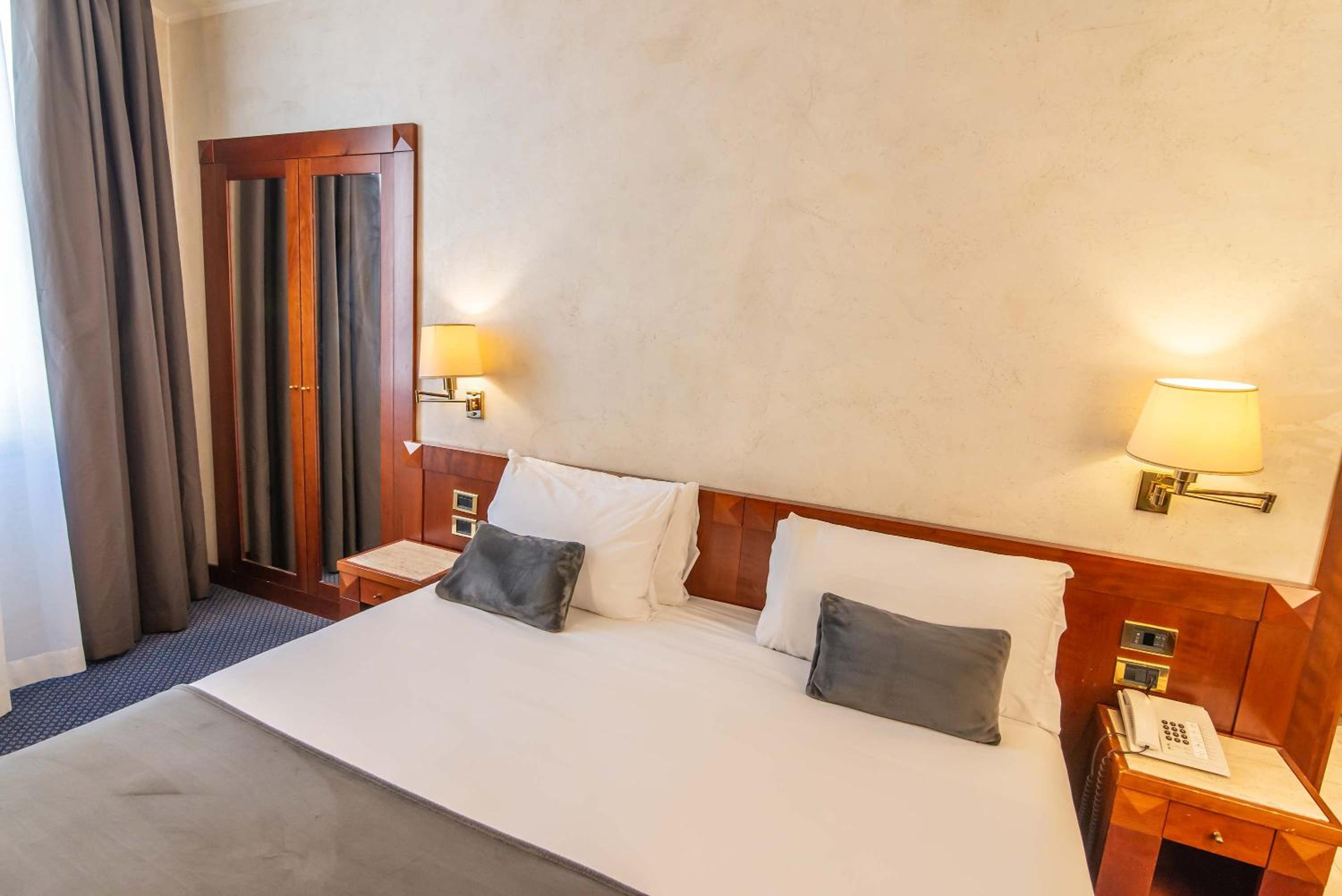 Economy Triple Room thumbnail 6