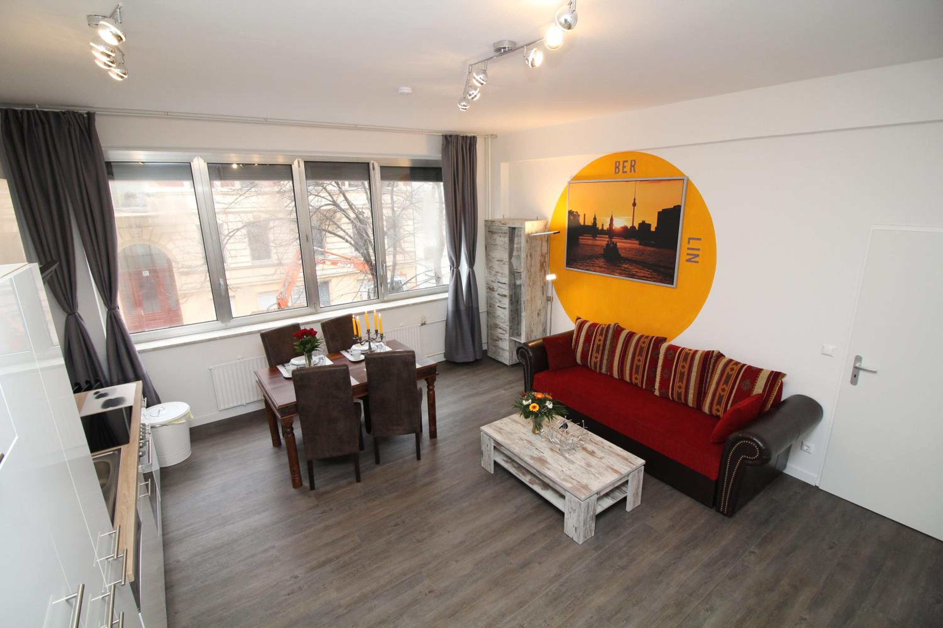 Six-Bedroom Apartment Iris 8 - Ringbahnstraße 70, 12099 Berlin photo 3