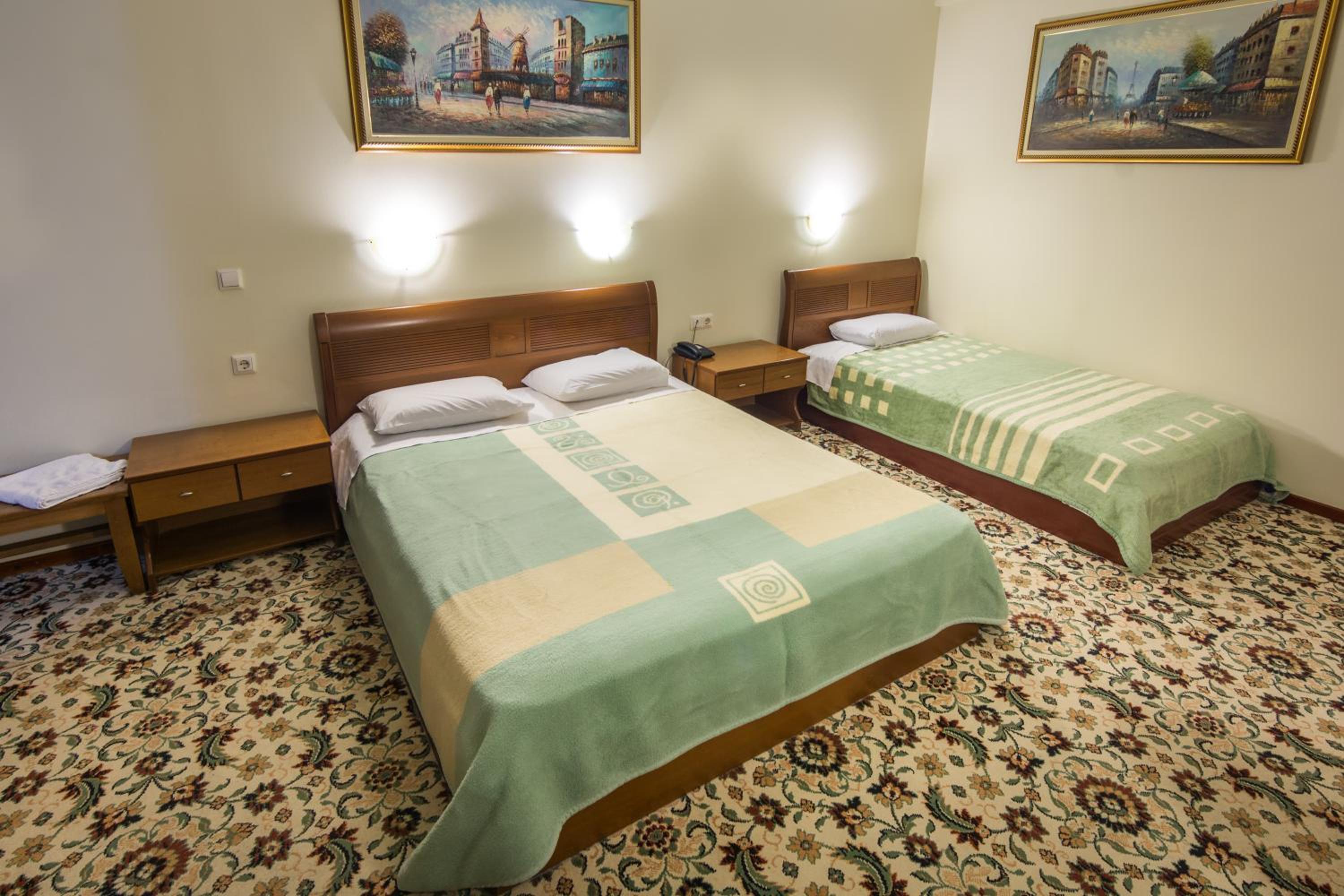 Superior Triple Room with Spa Bath - Photo 3