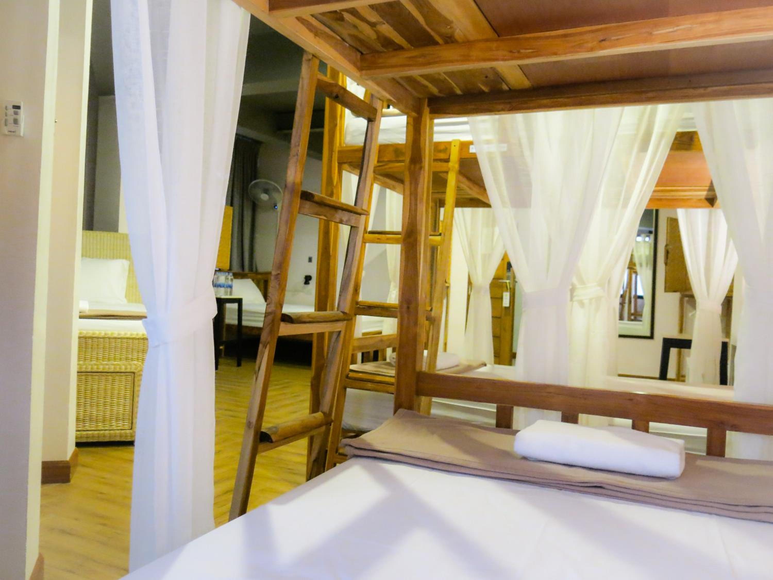 Private Room with 6 Beds & Shared External Bathroom photo 3