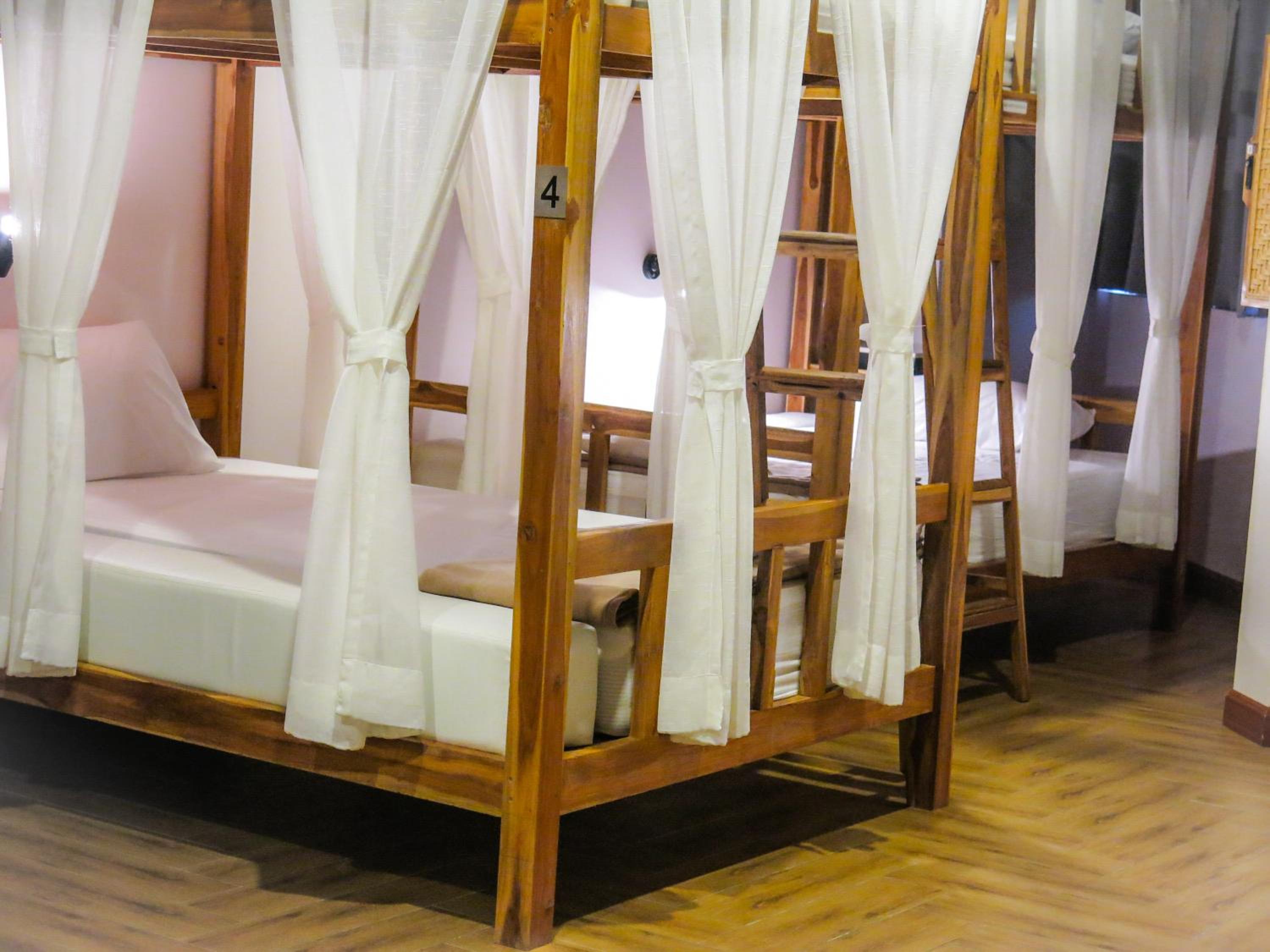Private Room with 6 Beds & Shared External Bathroom photo 2