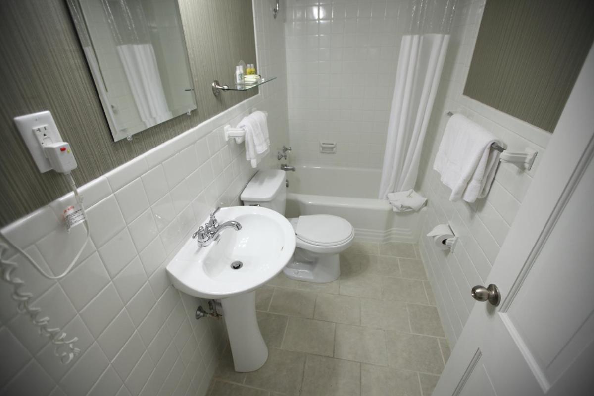 Queen Room photo 2