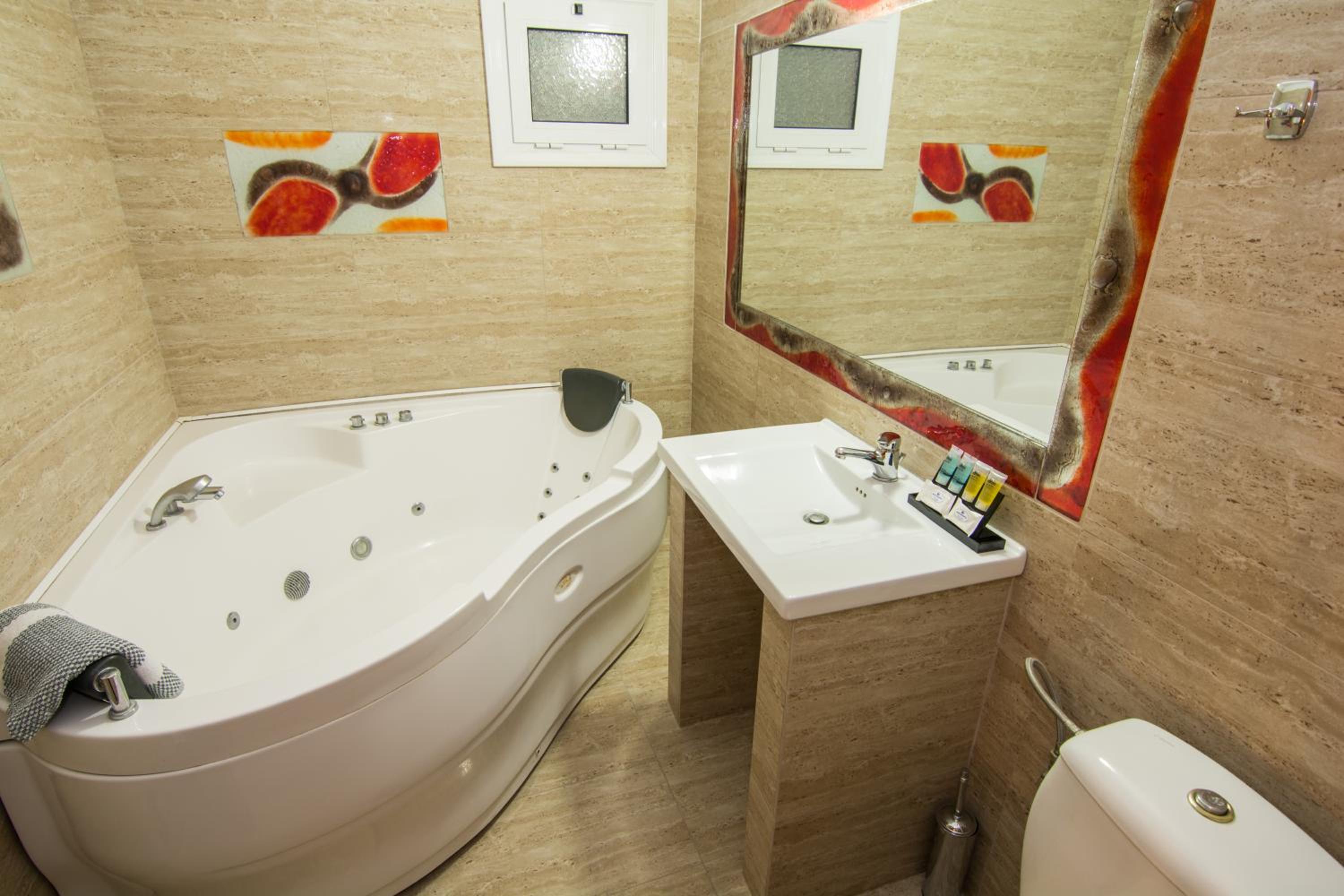 Superior Double Room with Spa Bath - Photo 2