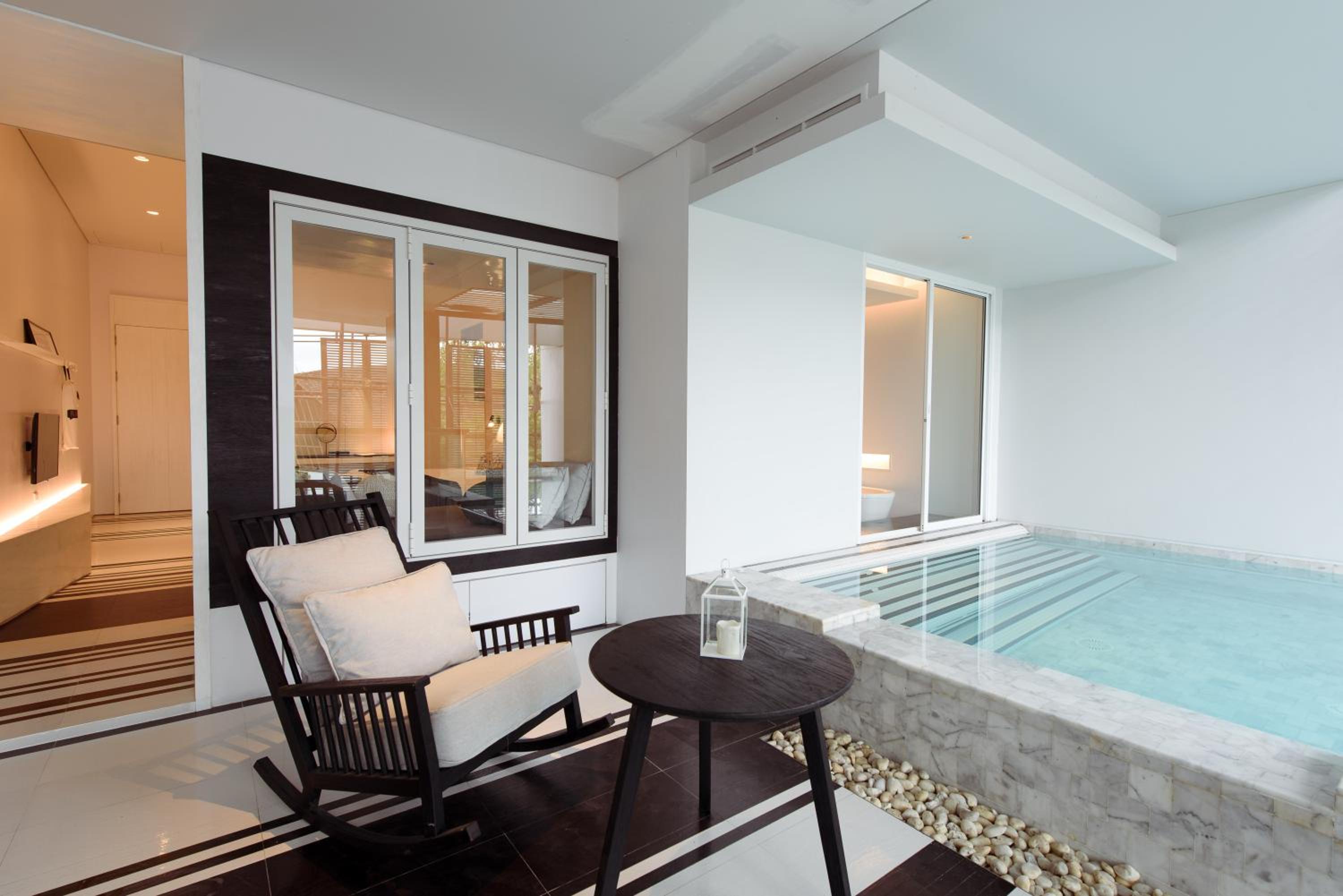 Pool Suite - Photo 7