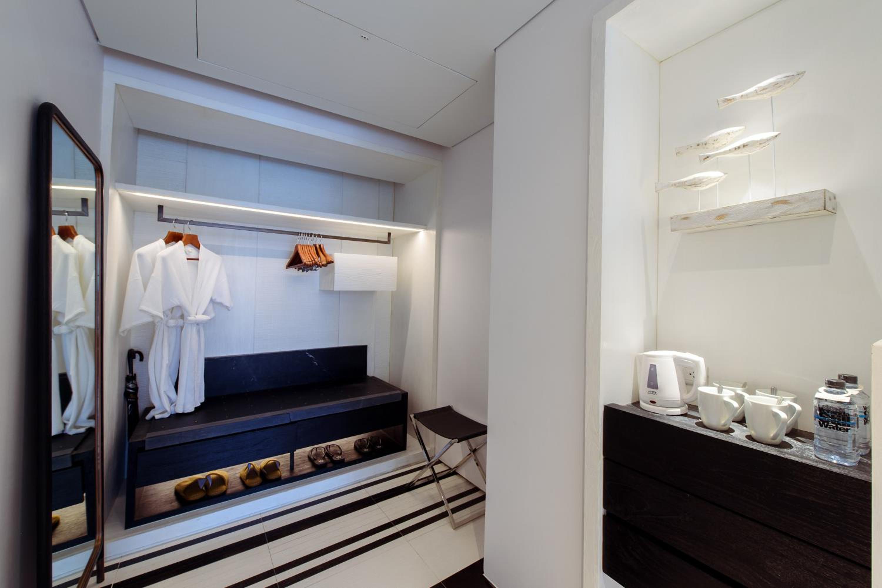 Pool Suite - Photo 1