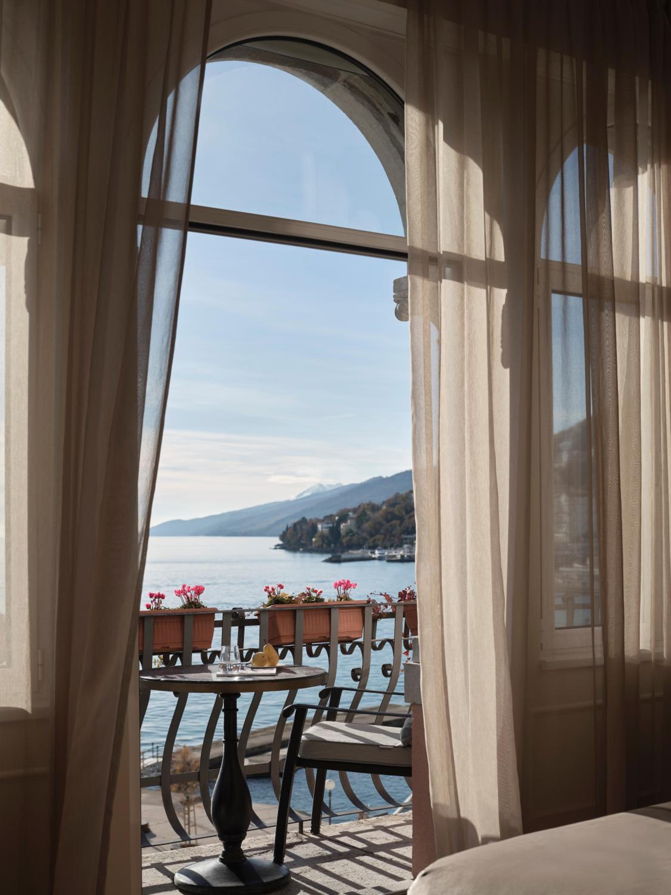 Deluxe Double Room with Balcony and Sea View - Photo 2