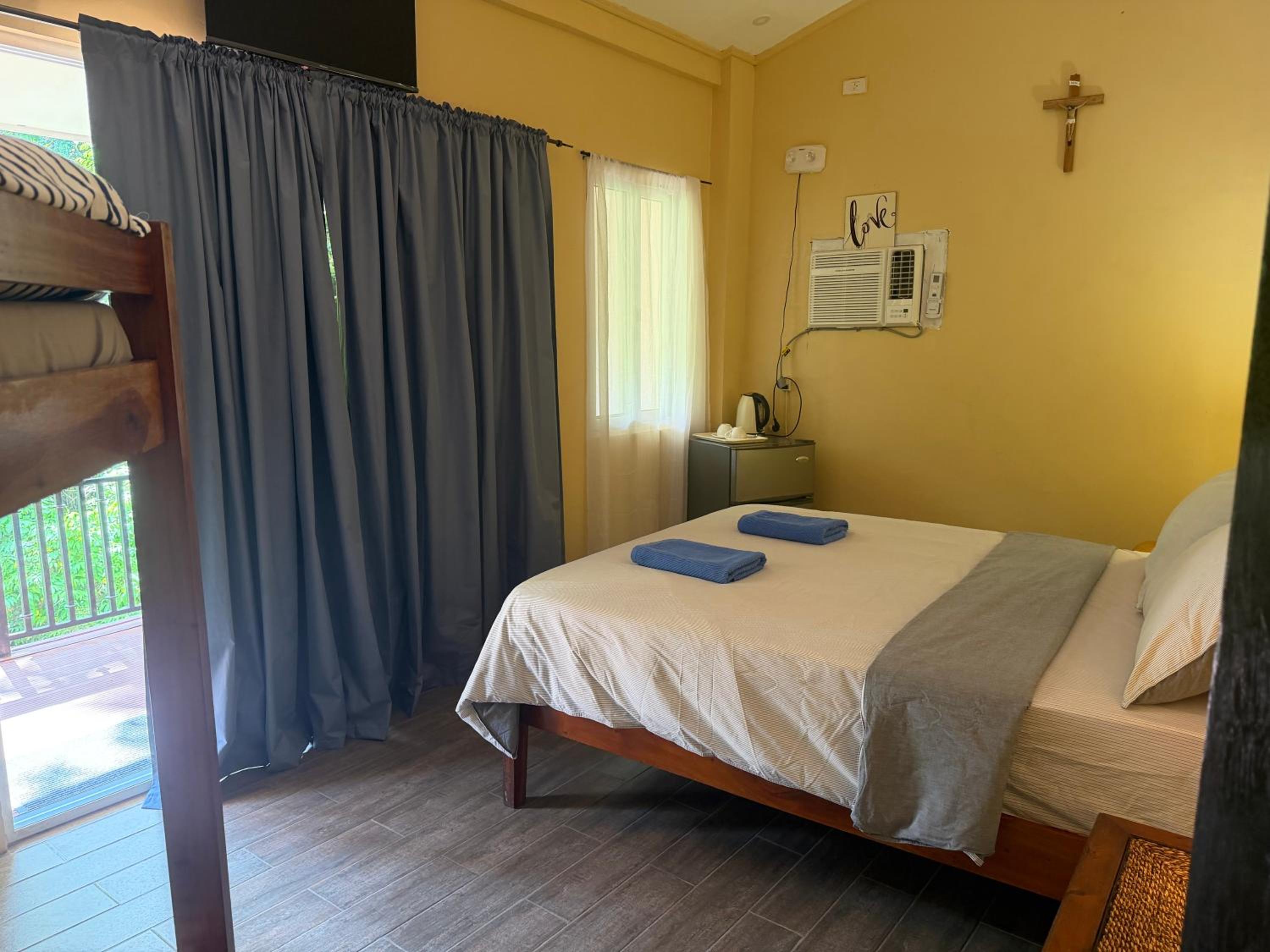 Deluxe Double Room with Balcony - Photo 4