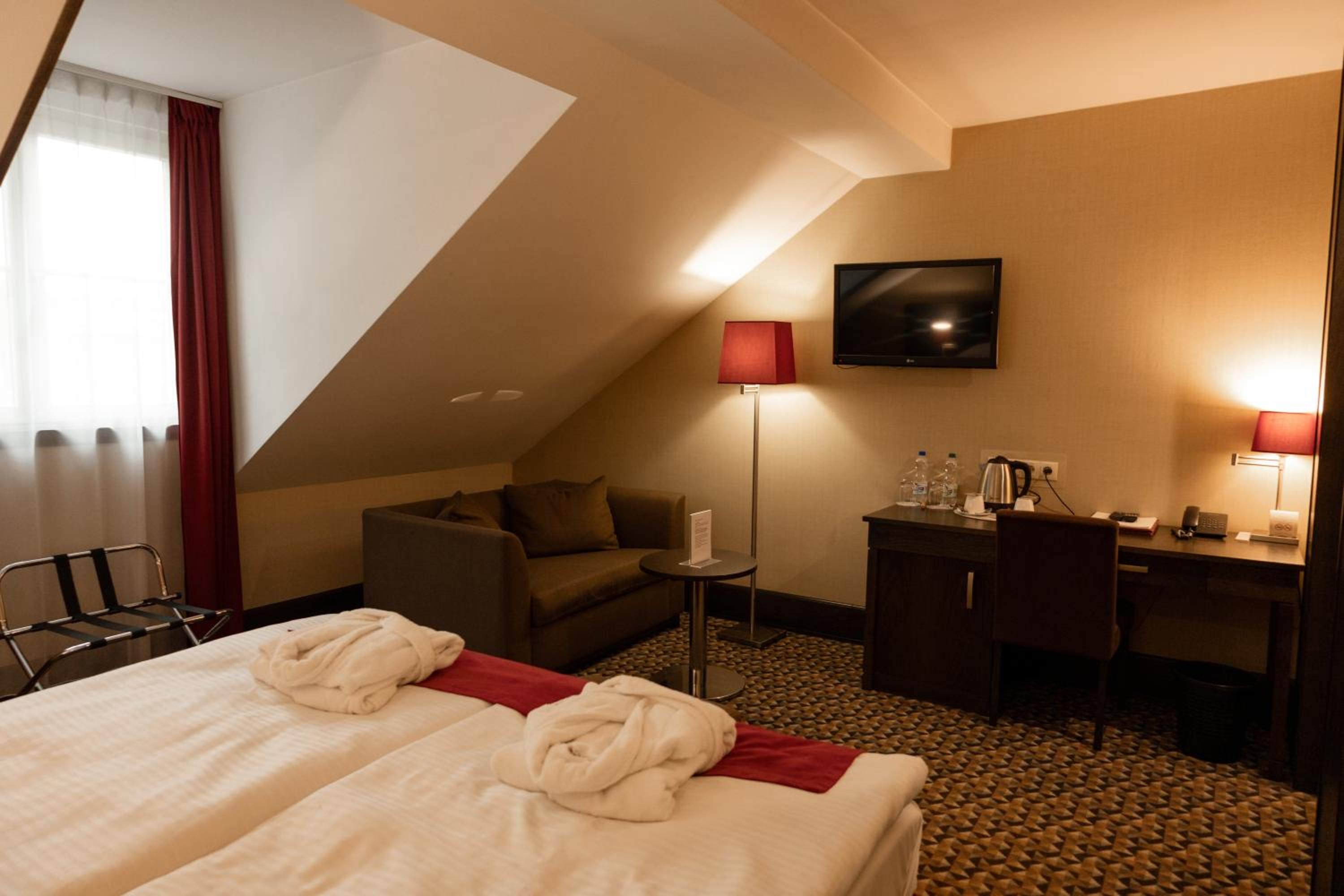 Deluxe Double Room with Extra Bed photo 3
