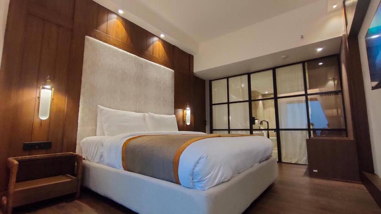 Deluxe King Suite
