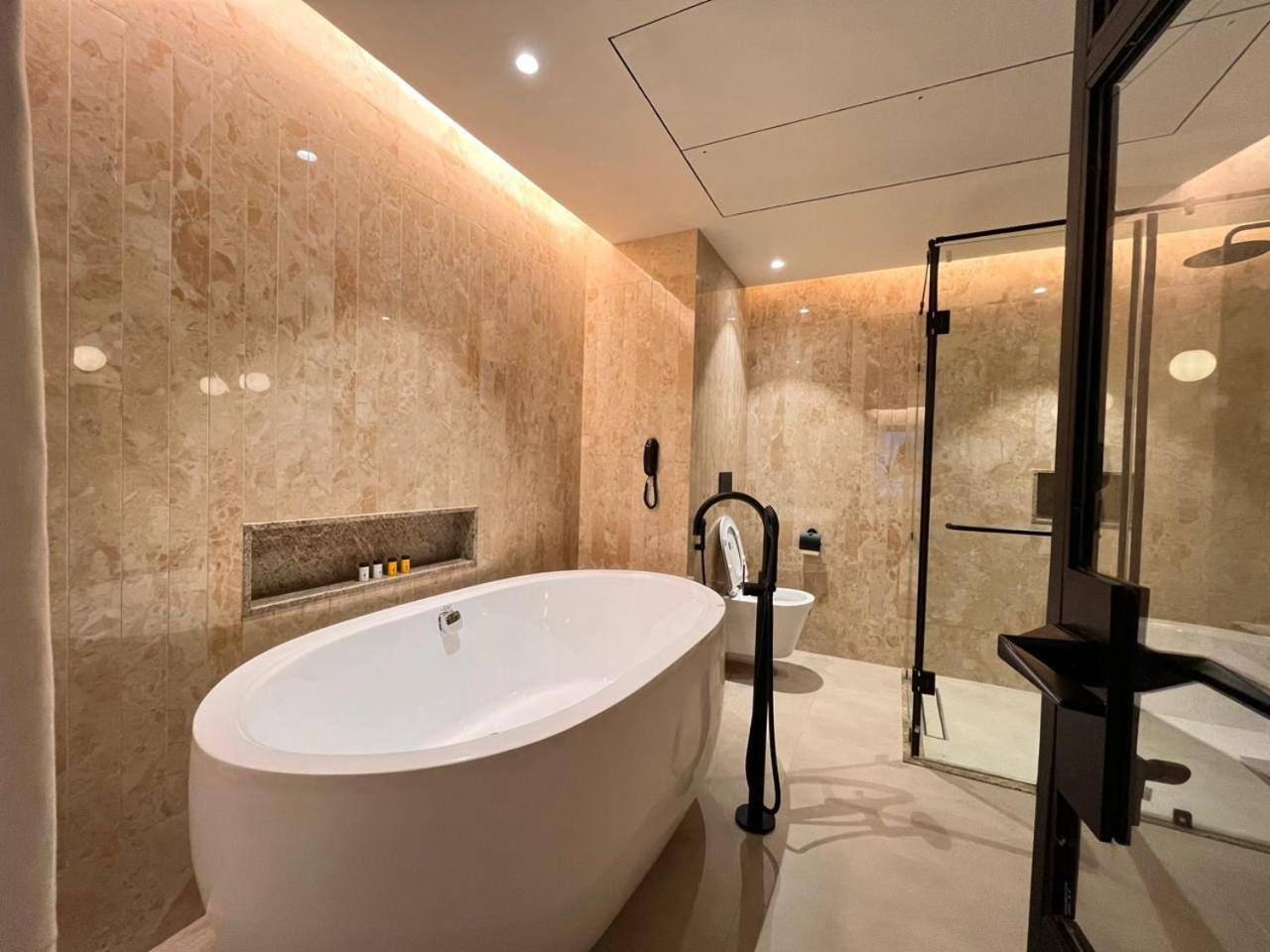 Deluxe King Suite