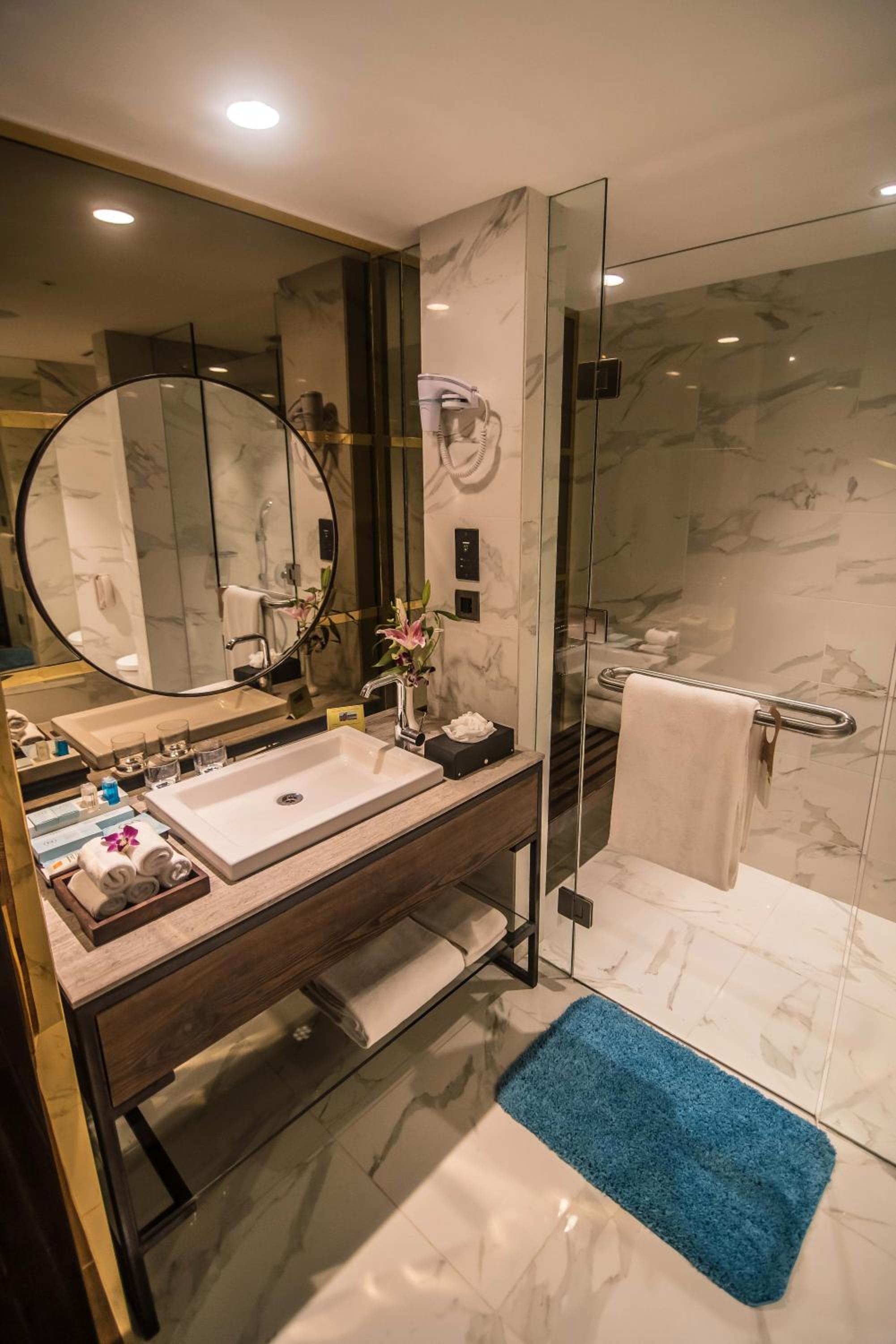 Luxury King Room – INR 500 Credit on SPA per stay – Happy Hours 1+1 (5pm to 7pm) – 15% Discount on Food & Beverages – 10% Discount on One way Local transfers