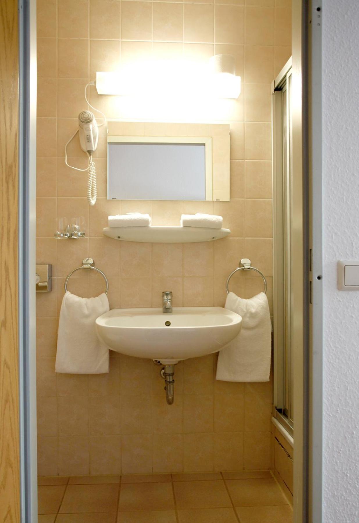 Twin Room - Photo 9