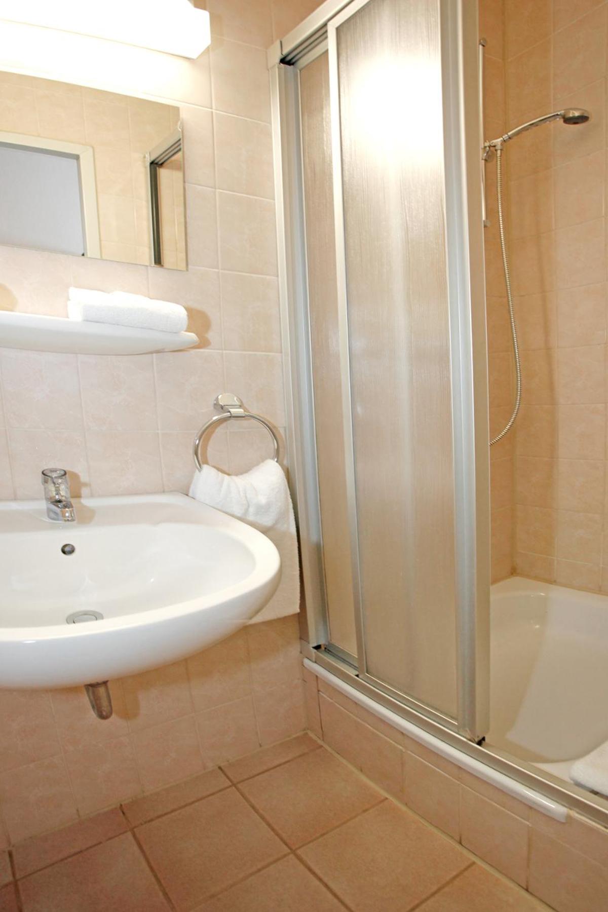Twin Room - Photo 15