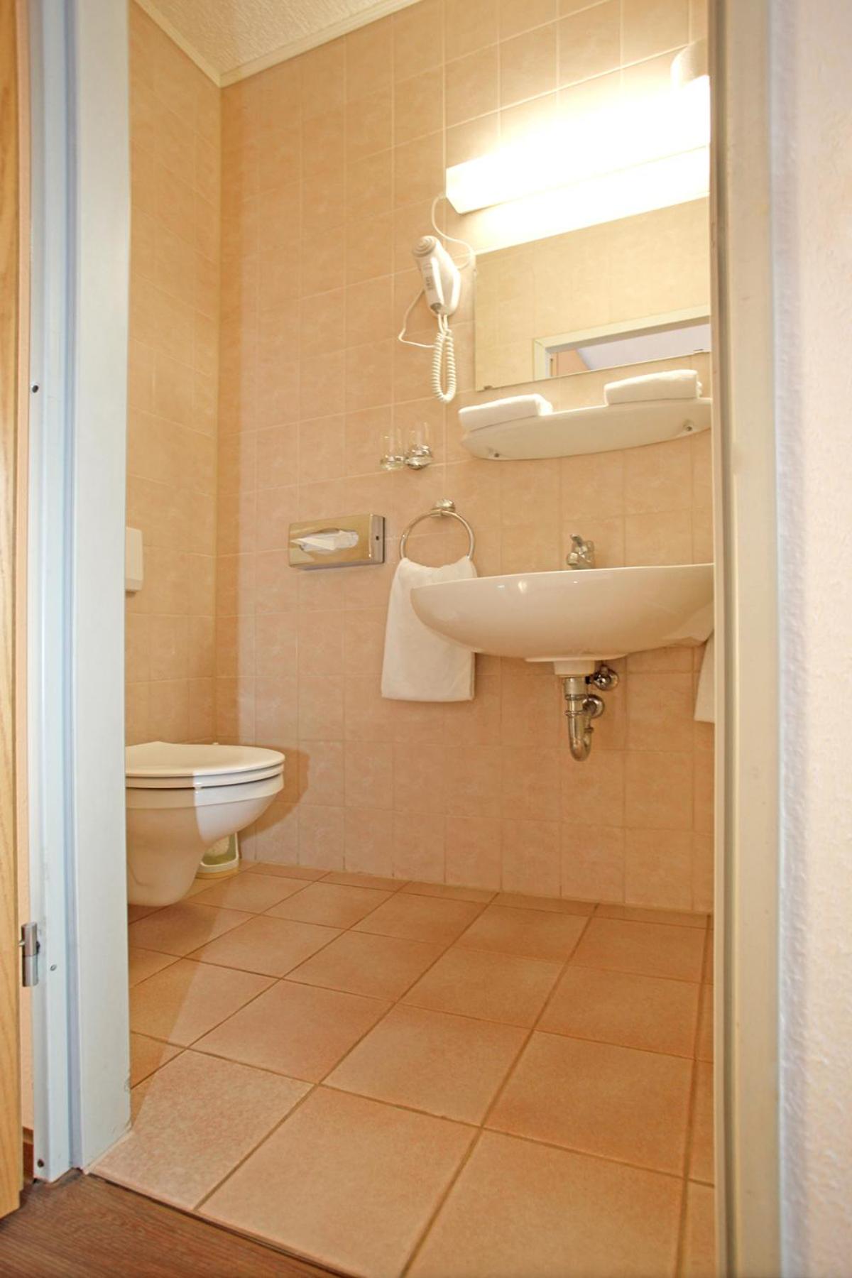 Twin Room - Photo 13