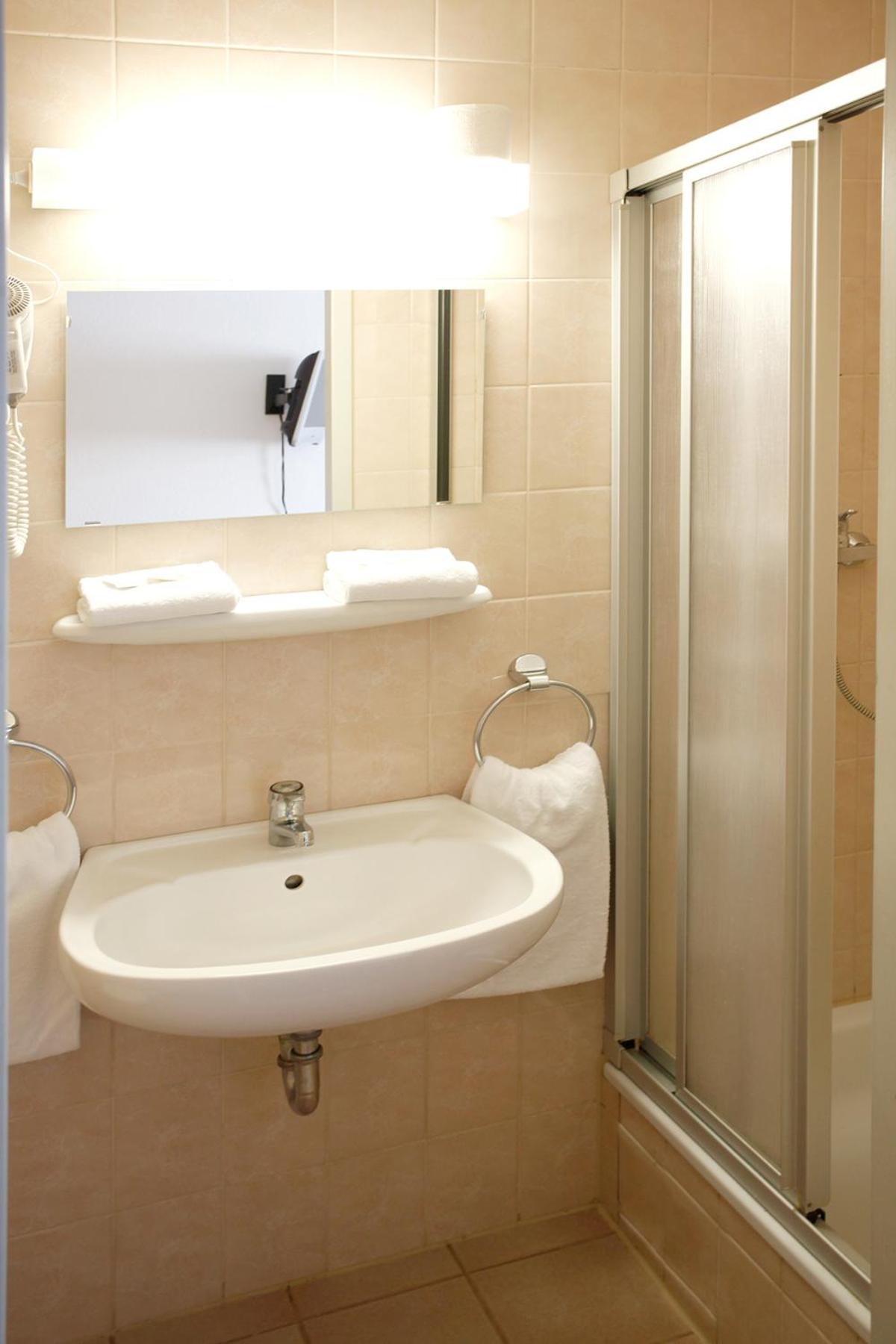 Twin Room - Photo 12