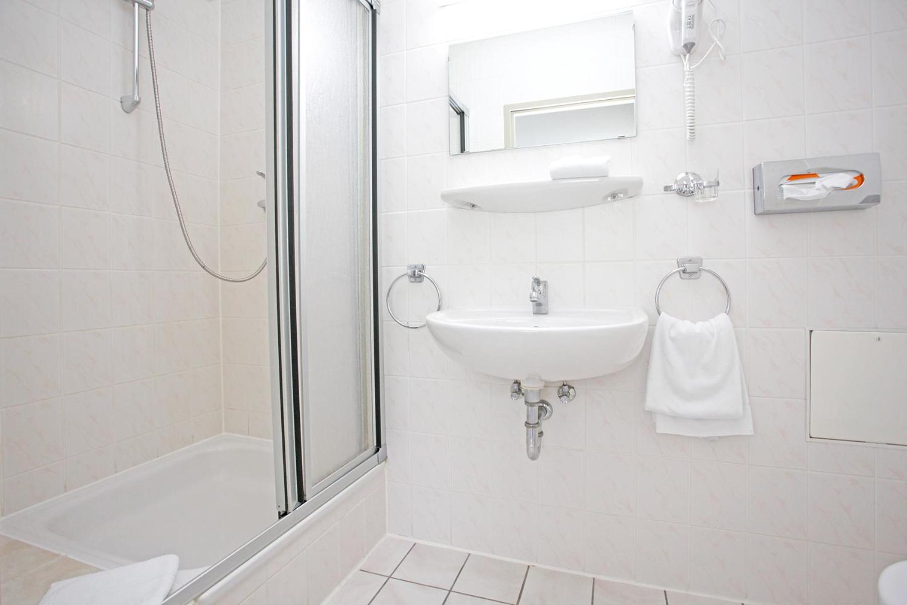 Twin Room - Photo 10