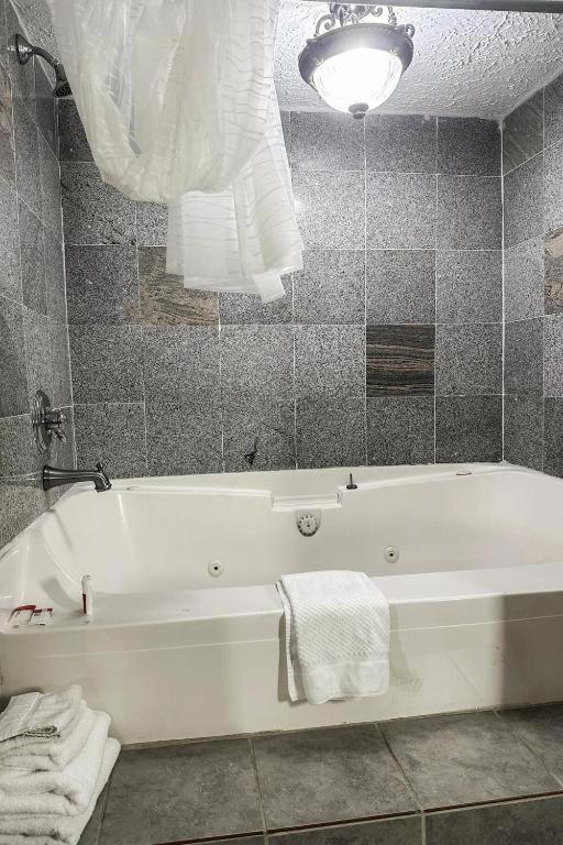 Deluxe Double Room (2 Adults + 1 Child)