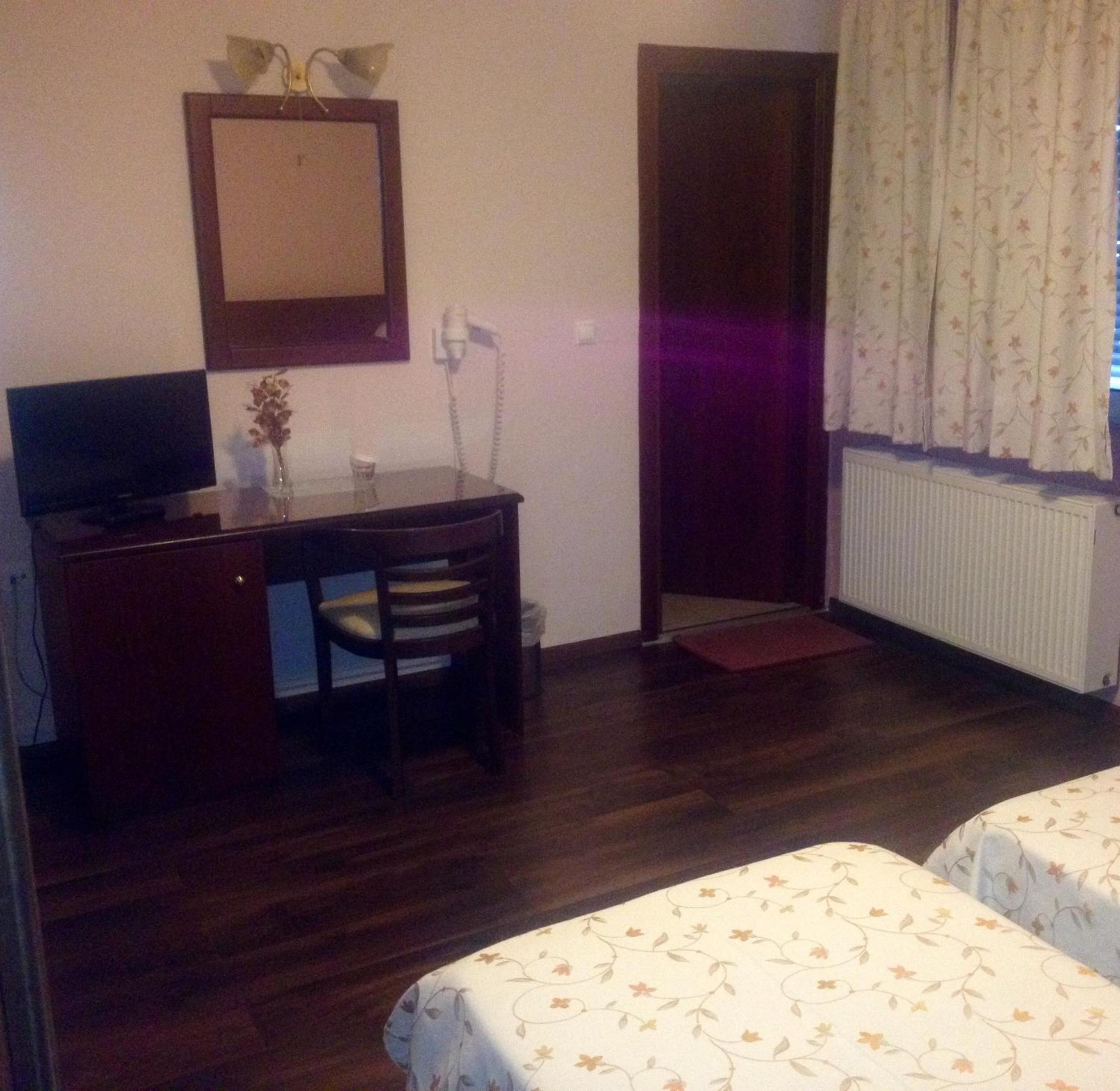 Budget Double or Twin Room - Photo 3