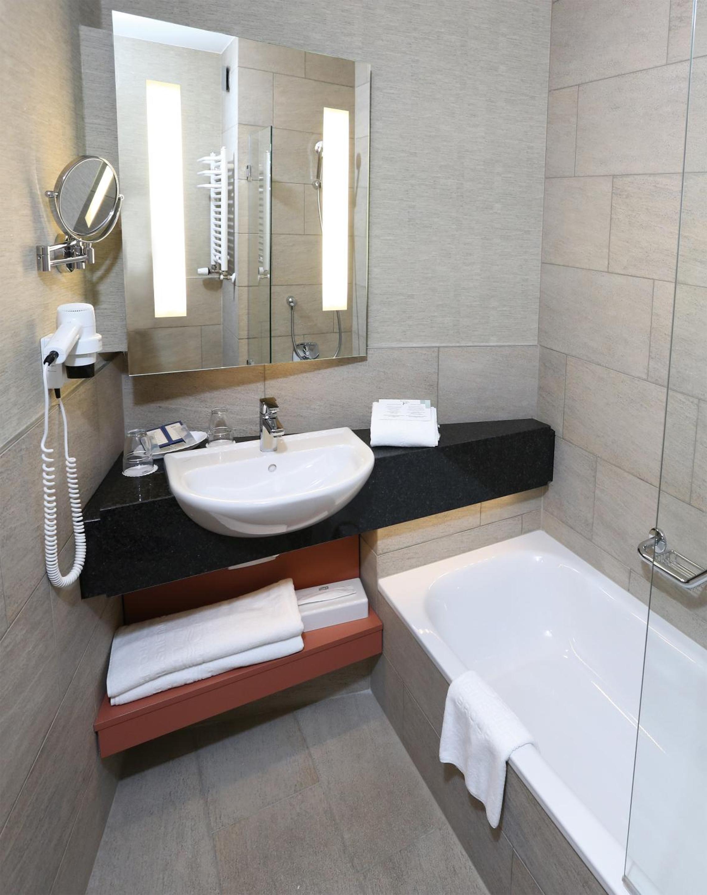 Superior Double Room with Wellness and Fitness Access thumbnail 5