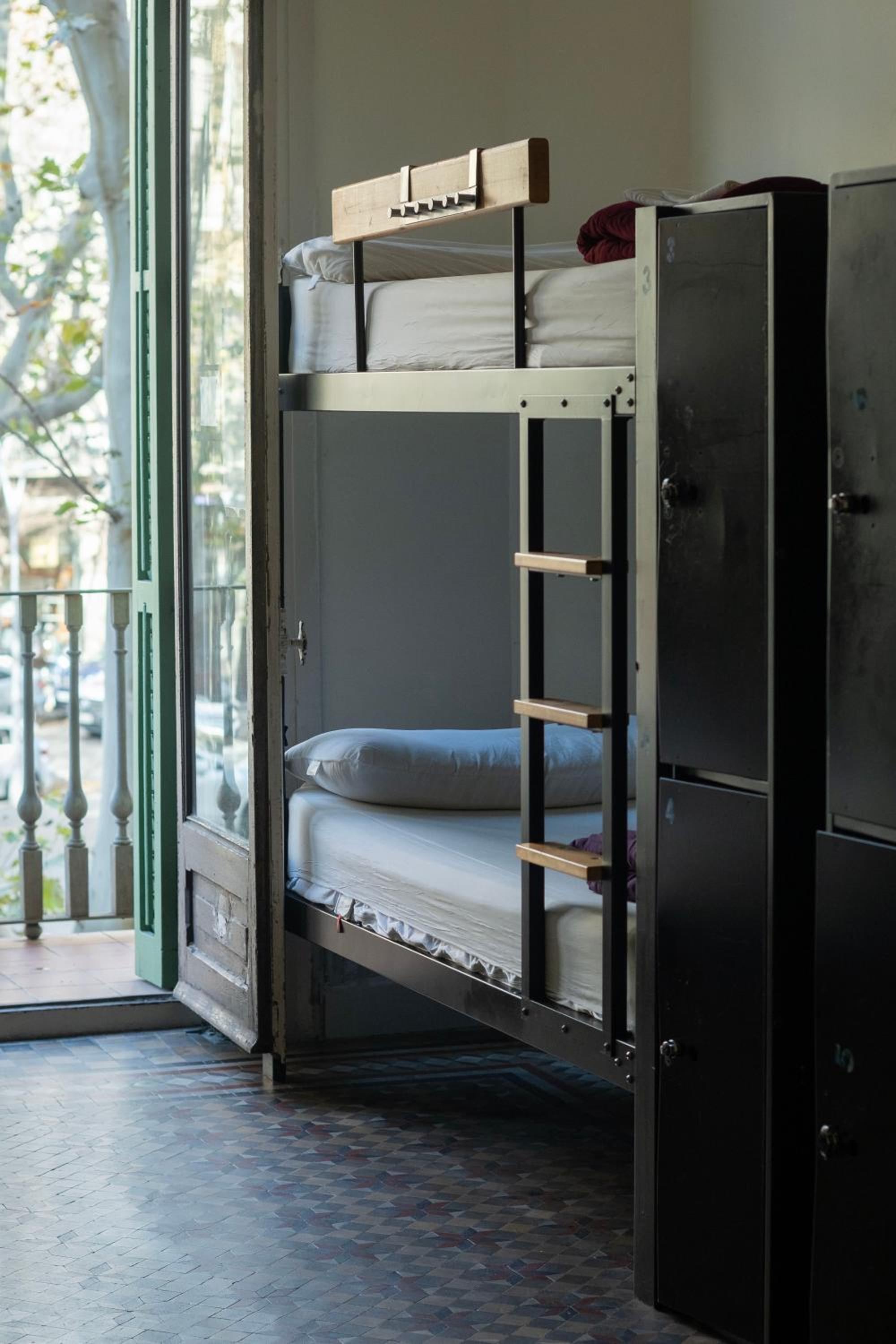 Bed in 6-Bed Female Dormitory Room photo 2