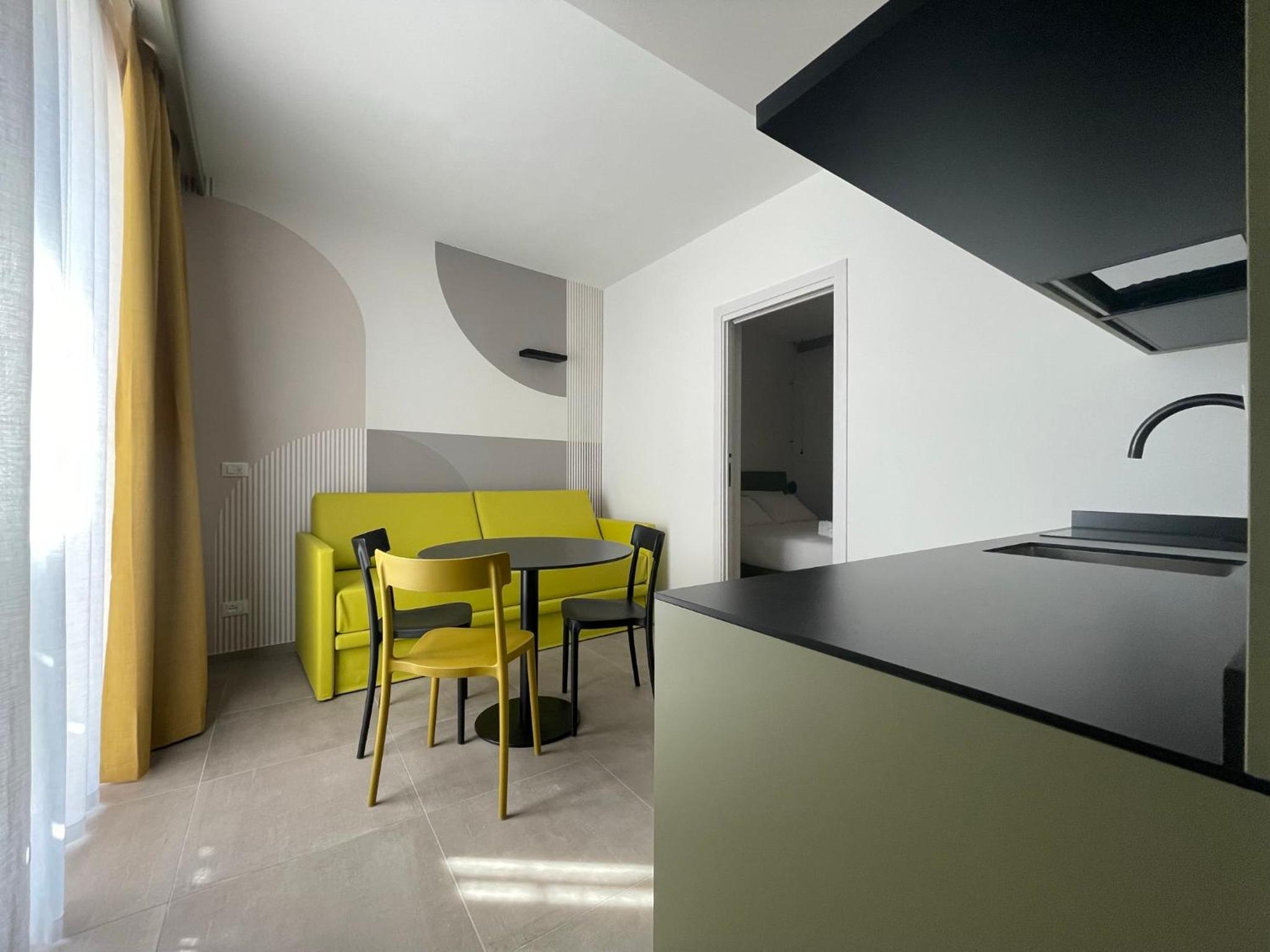 Deluxe One-Bedroom Apartment with Balcony photo 3