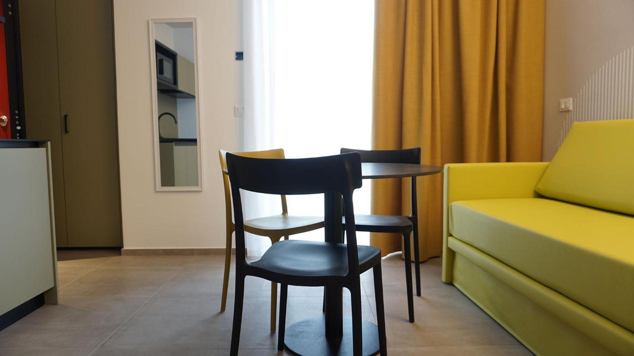 Deluxe One-Bedroom Apartment with Balcony photo 3