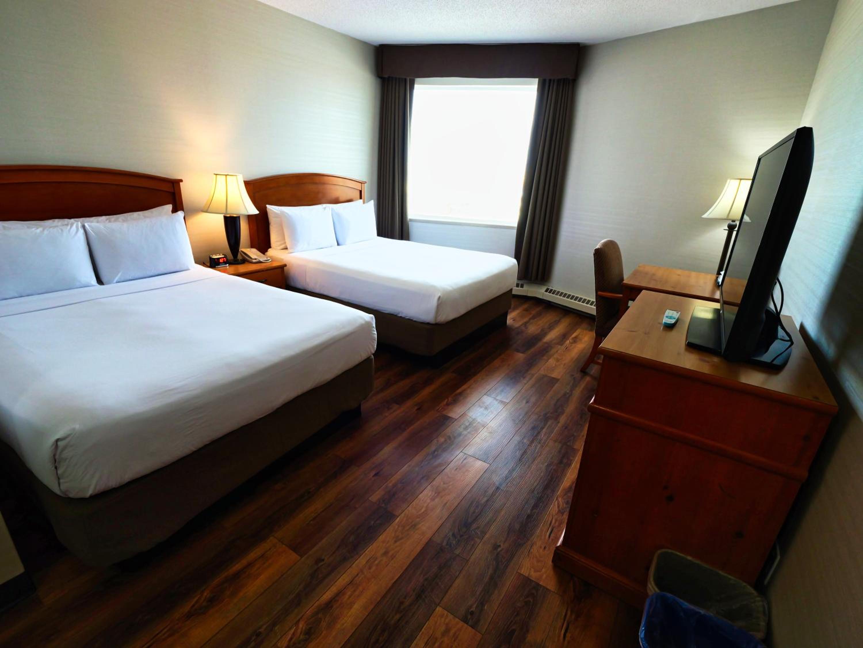 Queen Room with Two Queen Beds photo 2