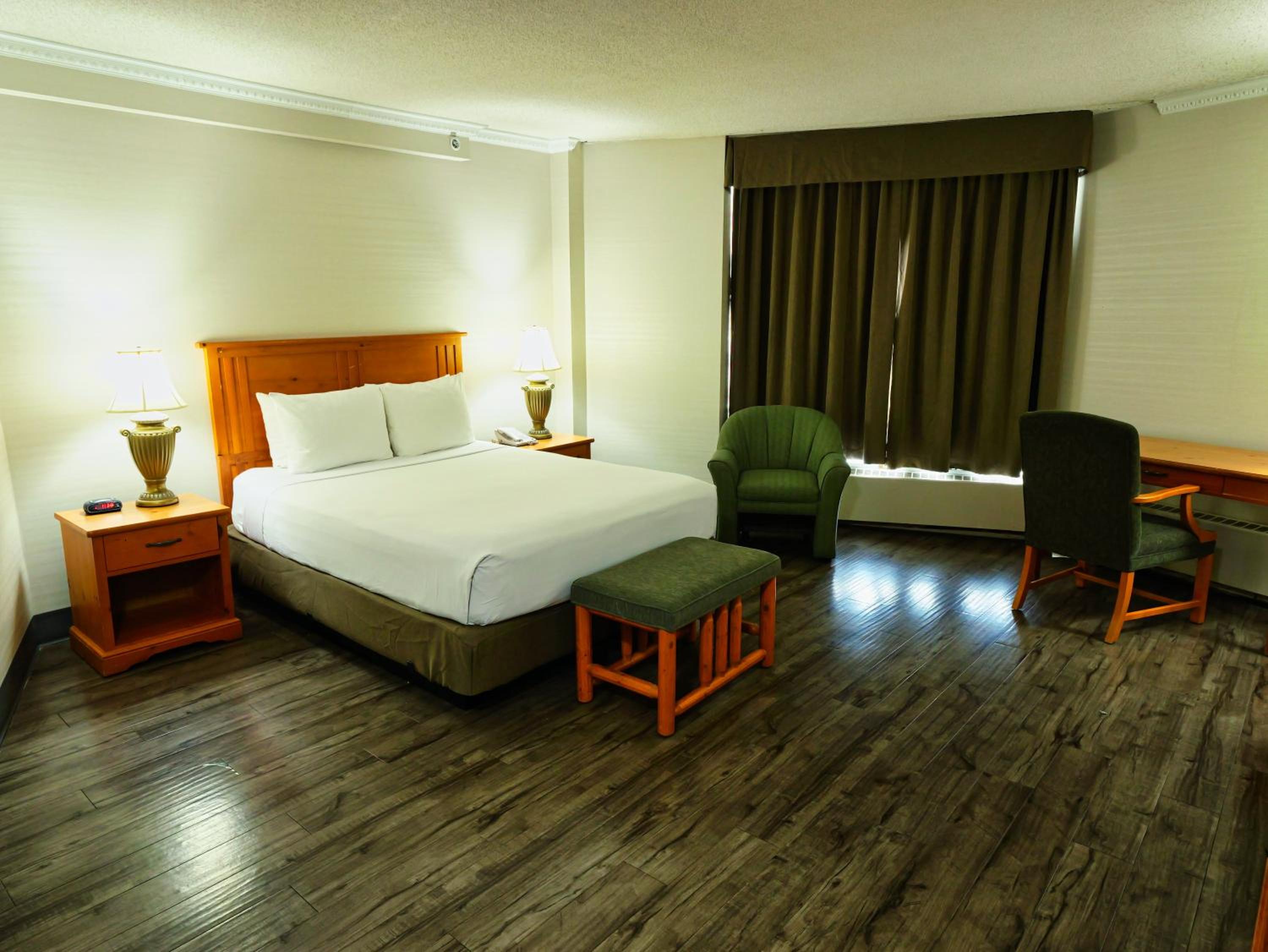 Queen Room photo 2
