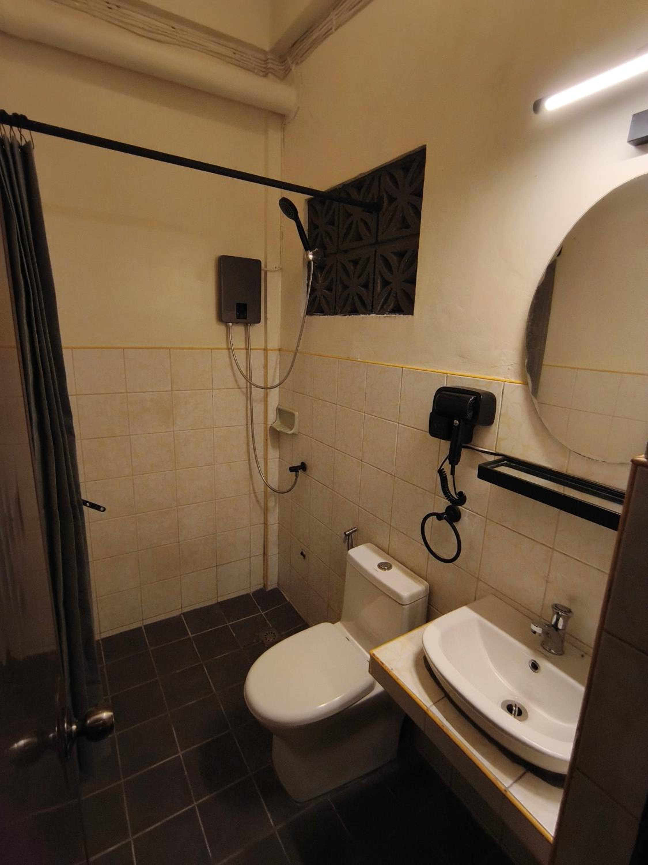 10-Bed Mixed Dormitory Room