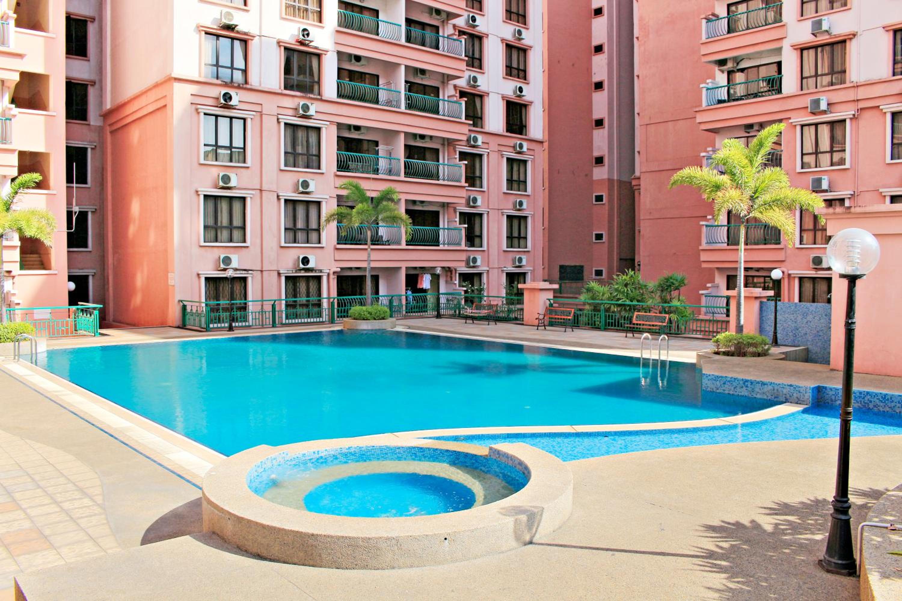 Apartment with Pool View 