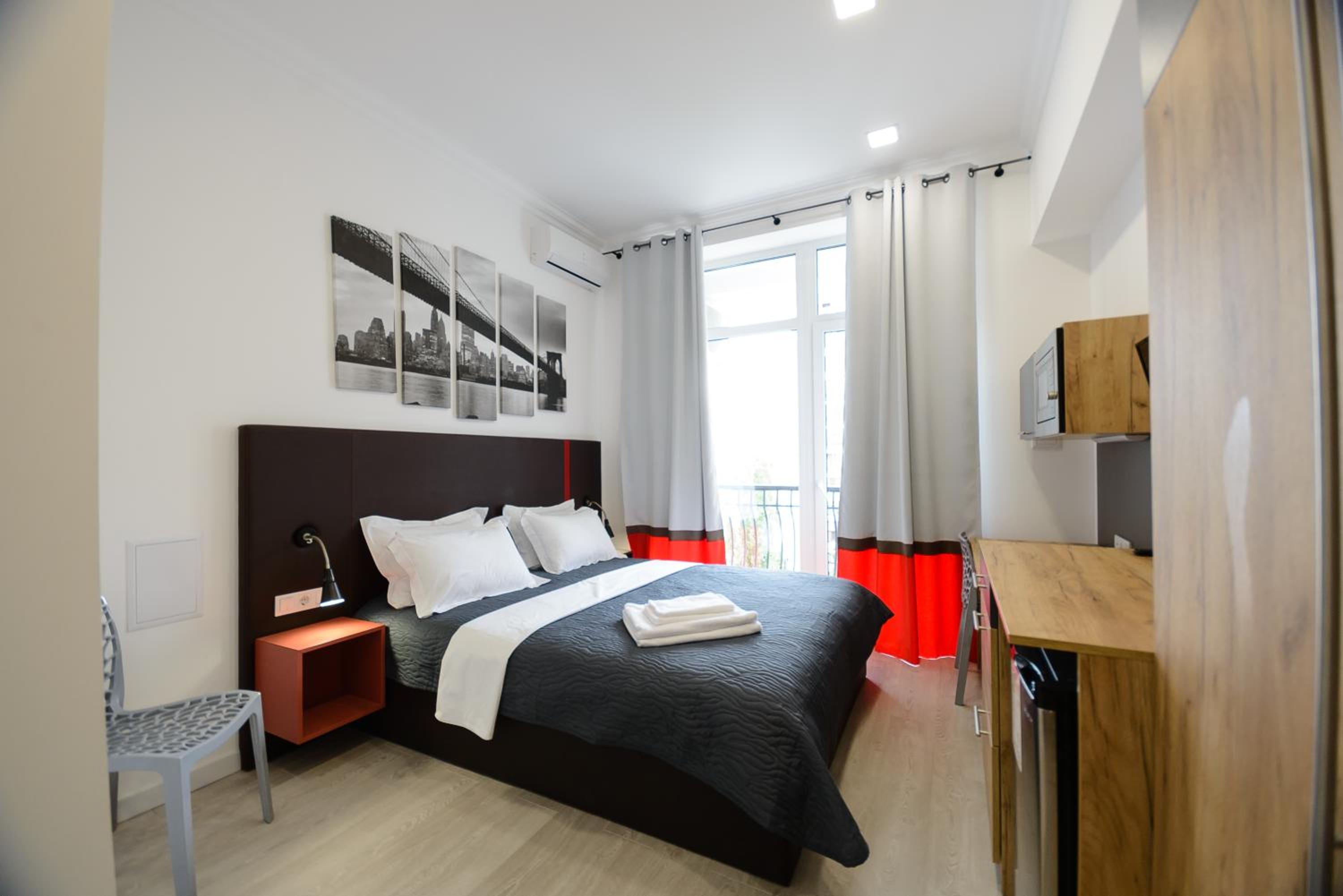 Designed Studio Apartment with Balcony on Khreschatyk 23 photo 1