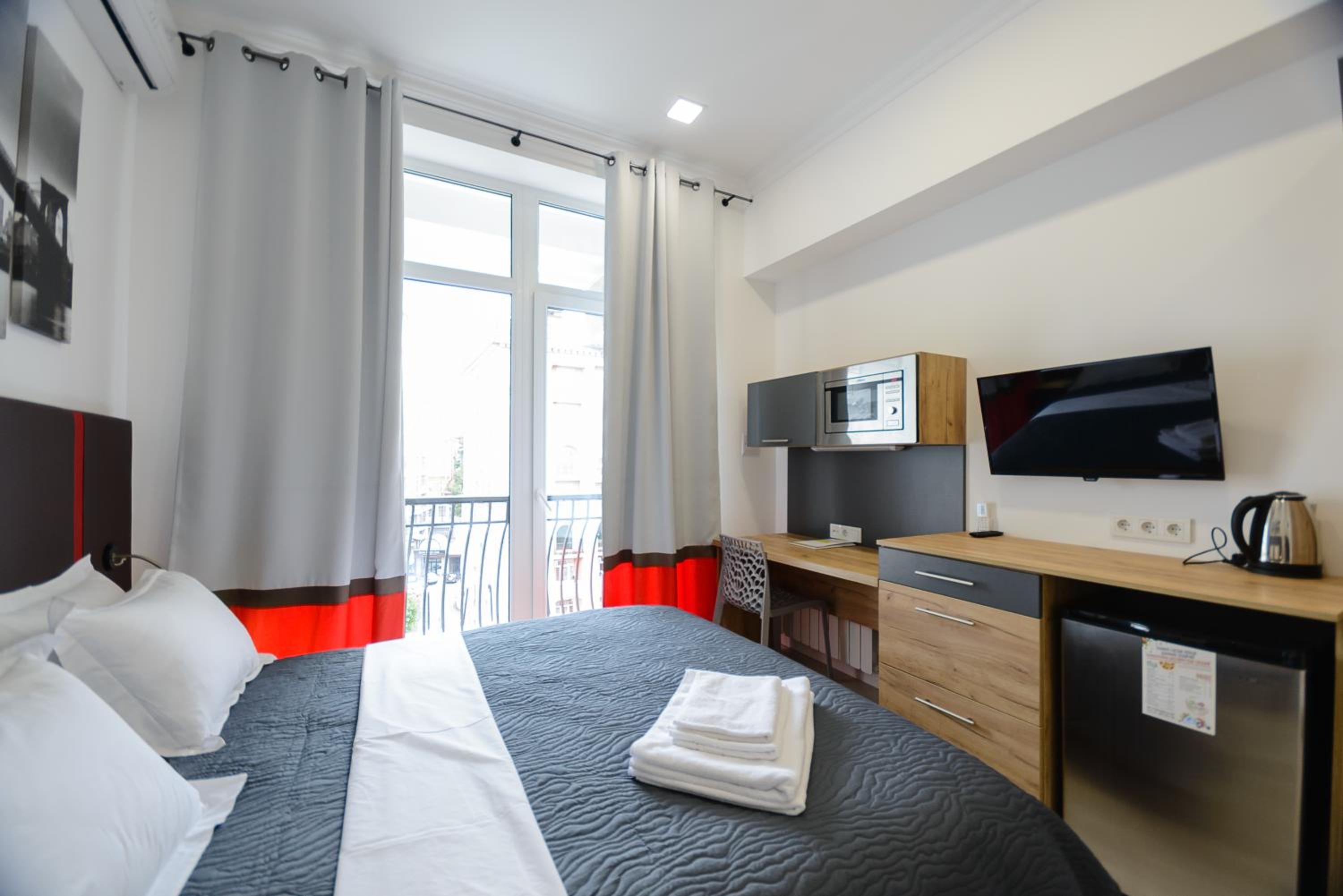 Designed Studio Apartment with Balcony on Khreschatyk 23 photo 3