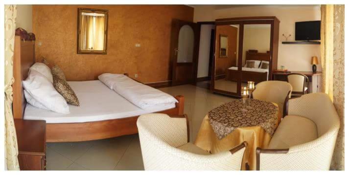 Double Room - Photo 7