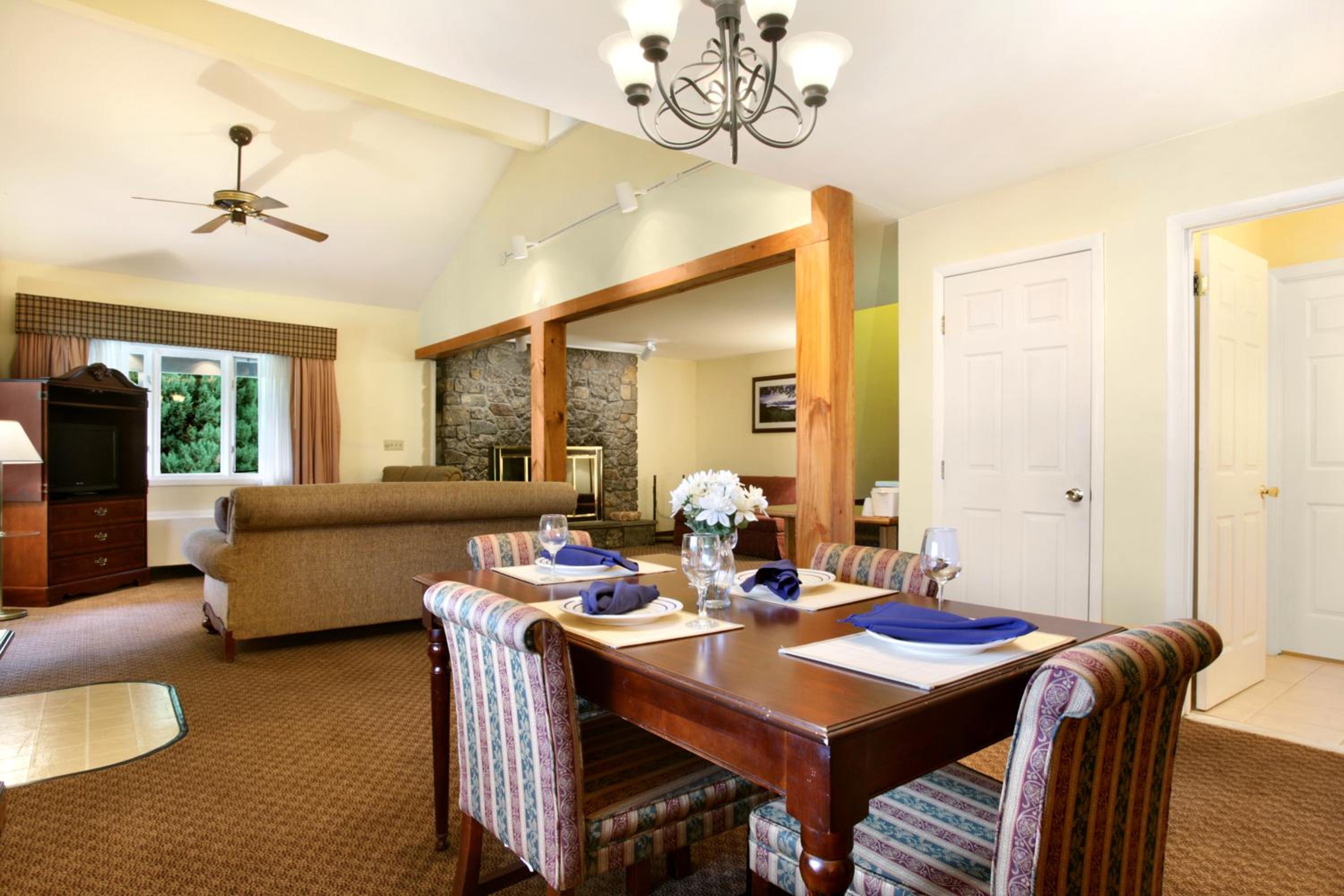 Suite - Photo 15