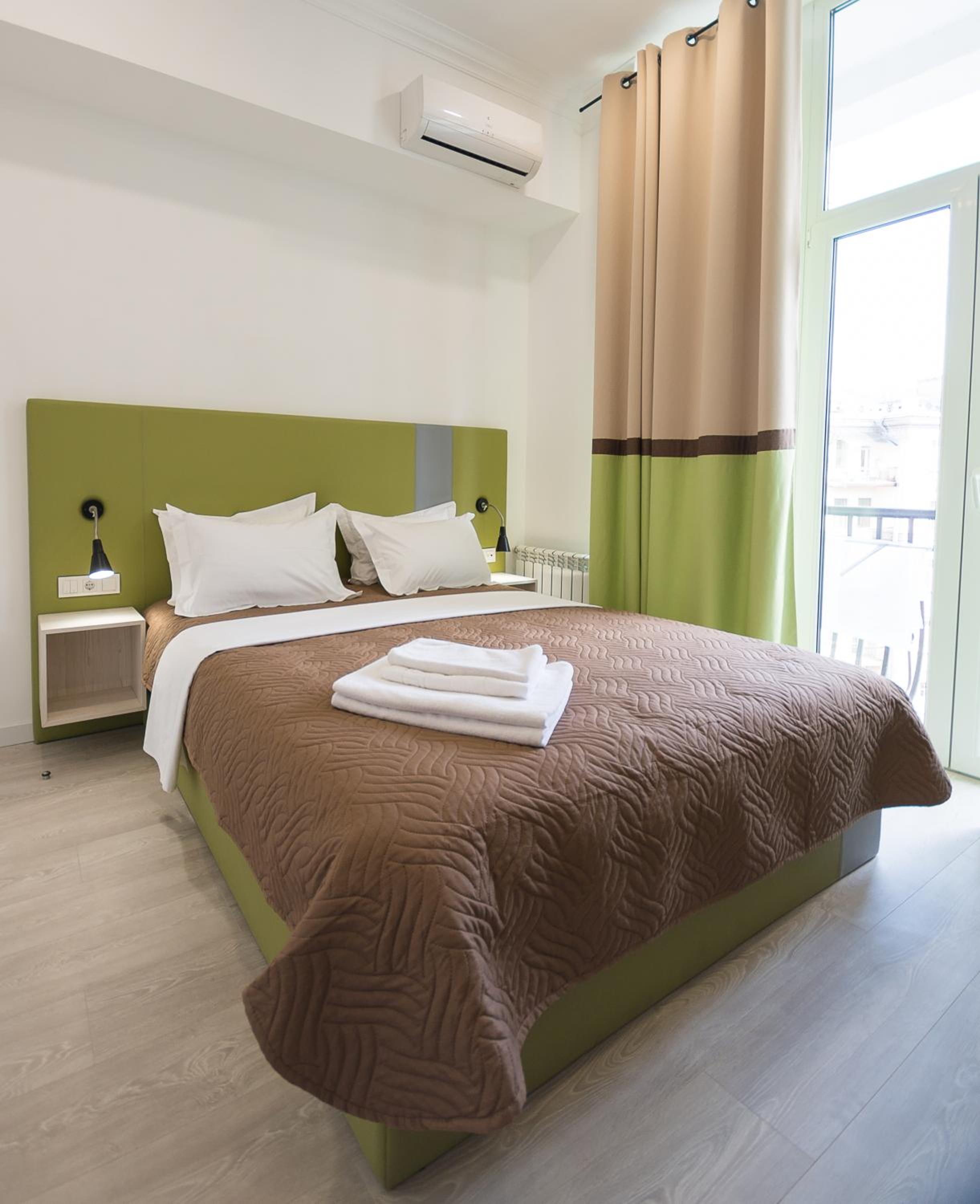 Bright Studio Apartment with Balcony on Khreschatyk 23
