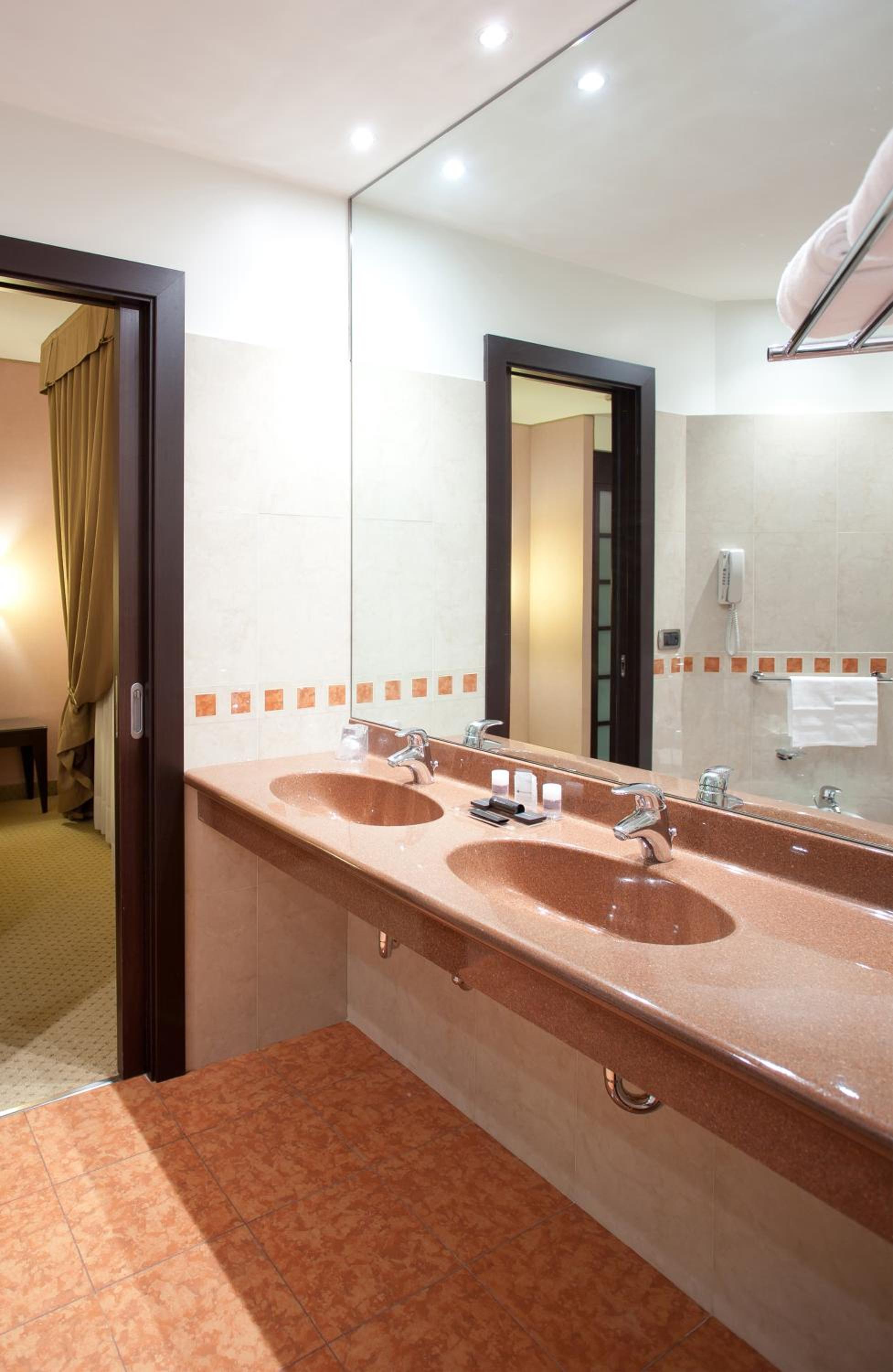 Junior Suite with Spa Bath - Photo 5