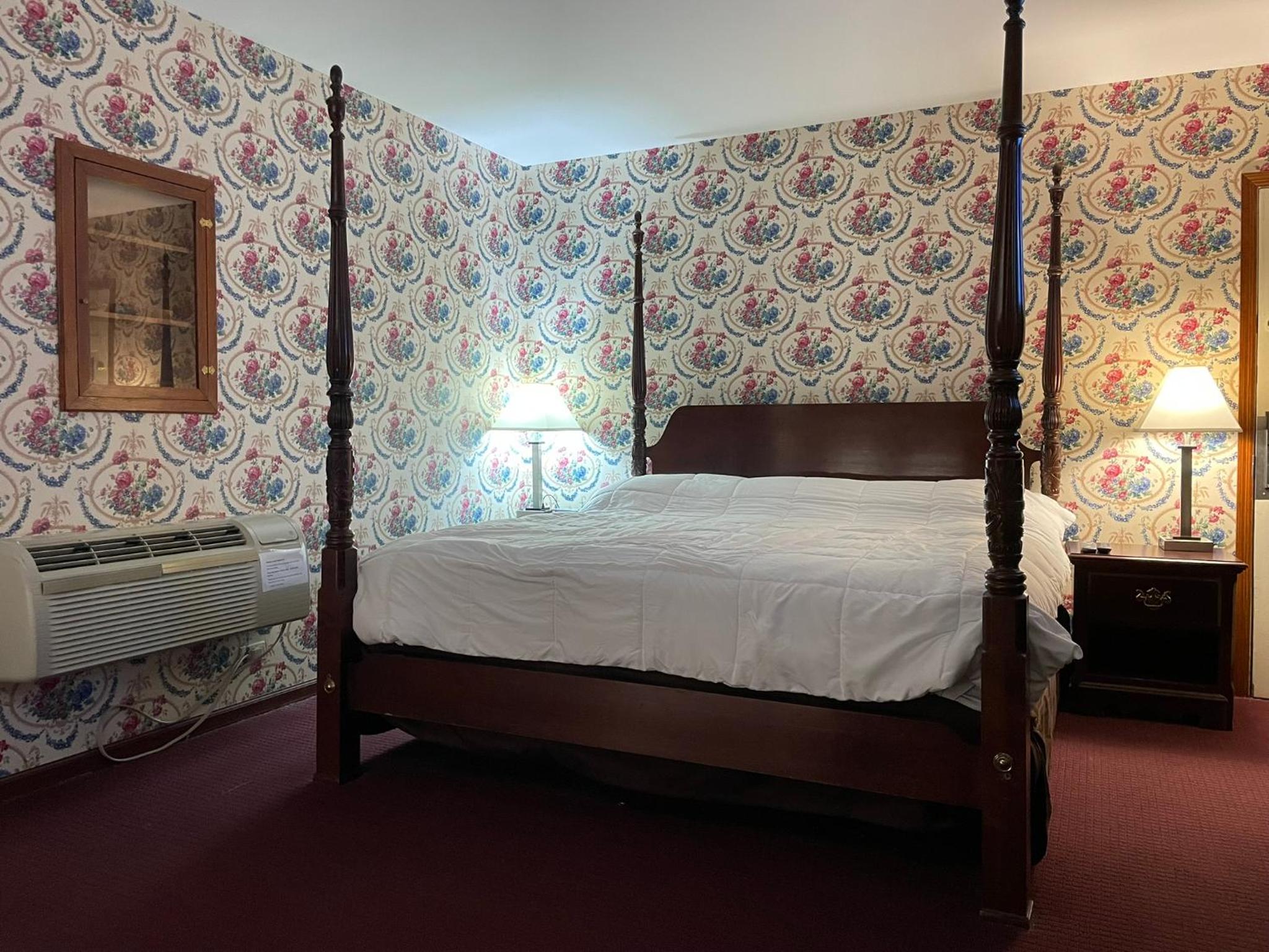 Deluxe King Suite photo 1
