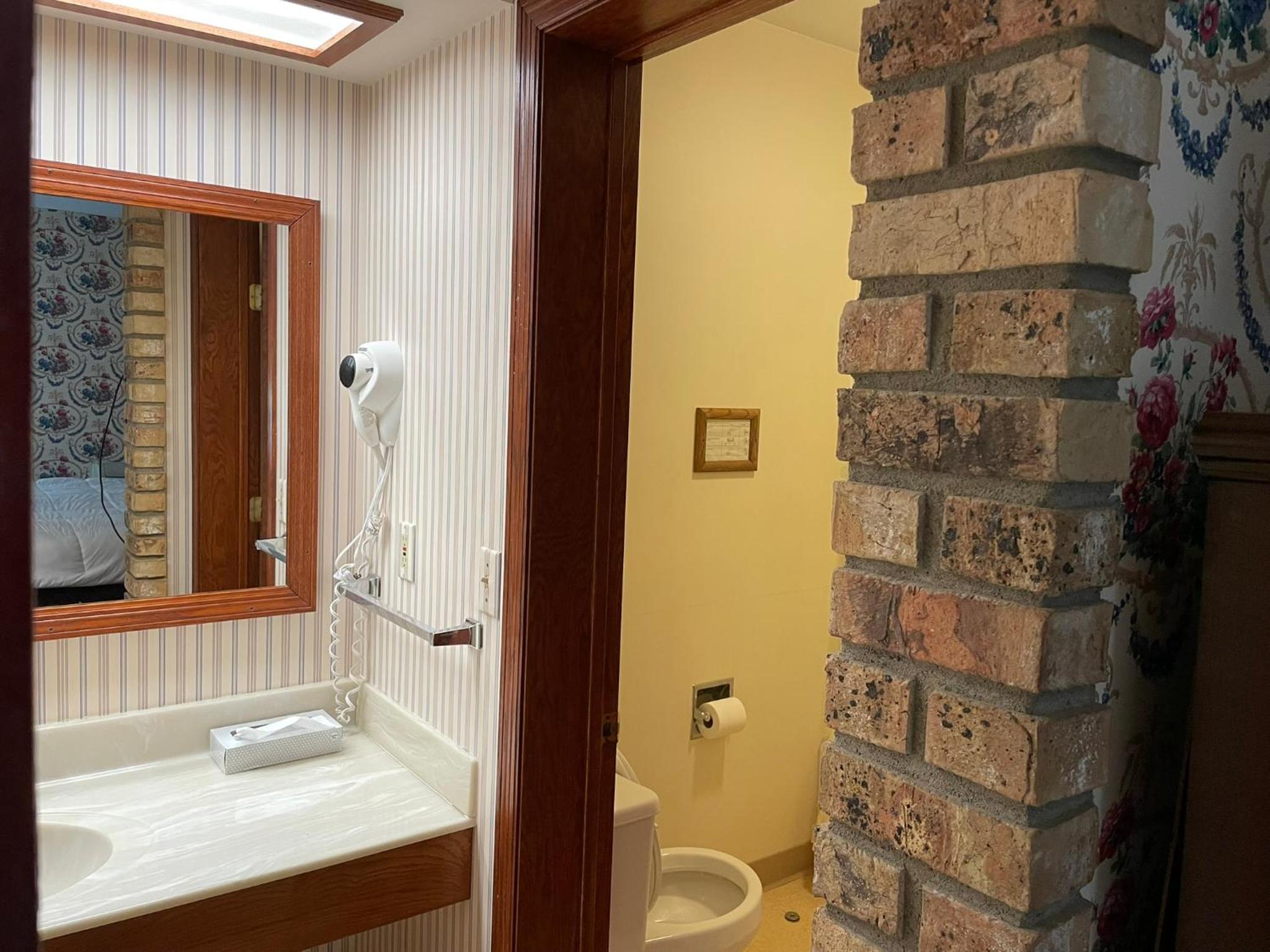 Deluxe King Suite photo 3