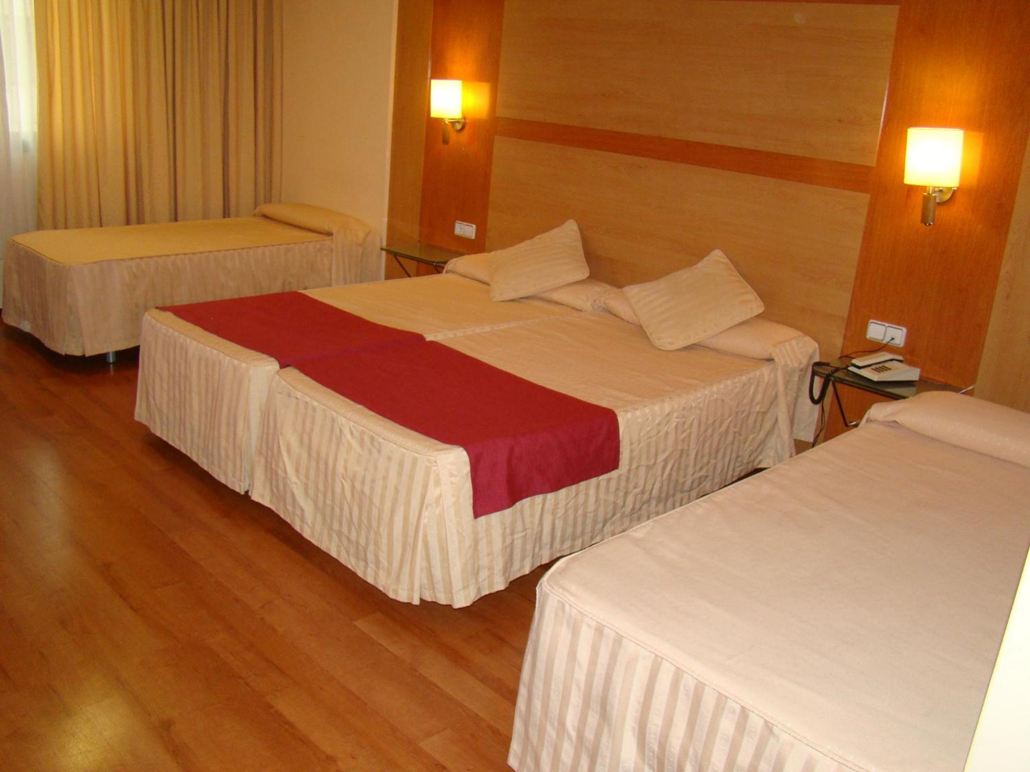 Quadruple Room - Photo 1